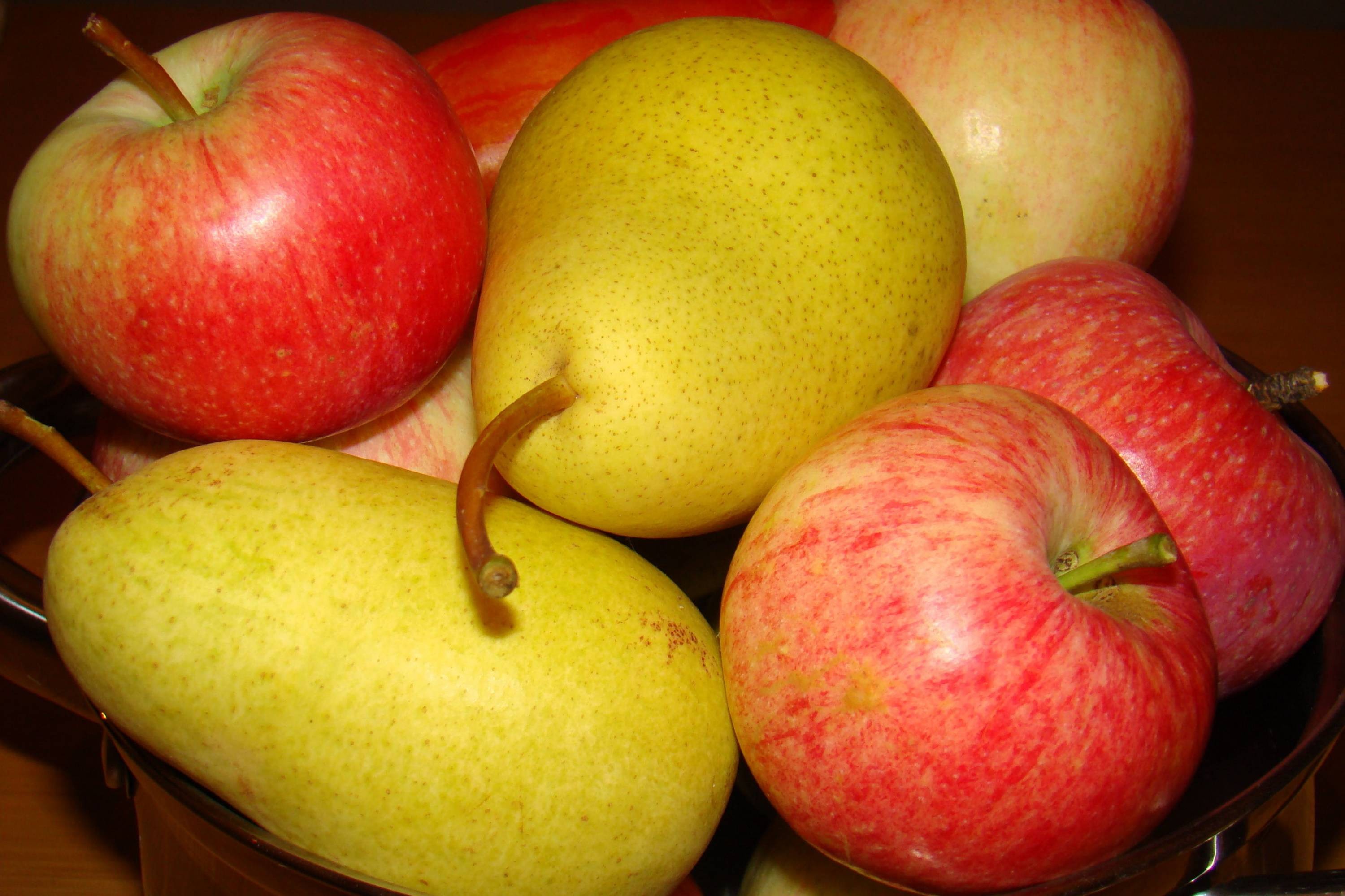 Купить плодовых в беларуси. Яблоки и груши. Фрукты яблоки груши. Грушевое яблоко. Яблочная груша.