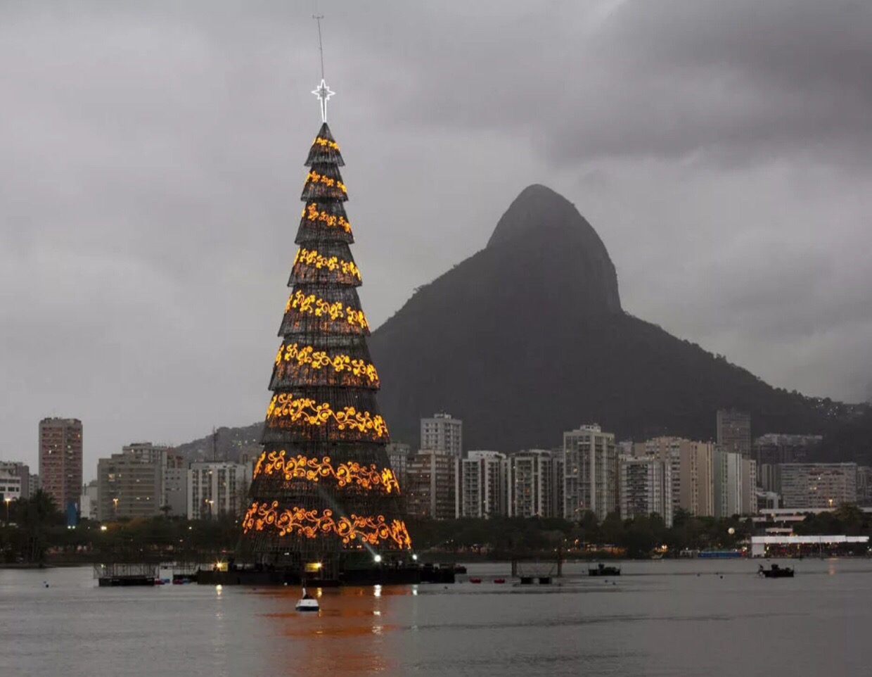 Какая зима в бразилии. Плавучая елка в Рио де Жанейро. Рождественская елка в Рио де Жанейро. Рио-де-Жанейро, Бразилия елка. Новогодняя елка в Рио де Жанейро.