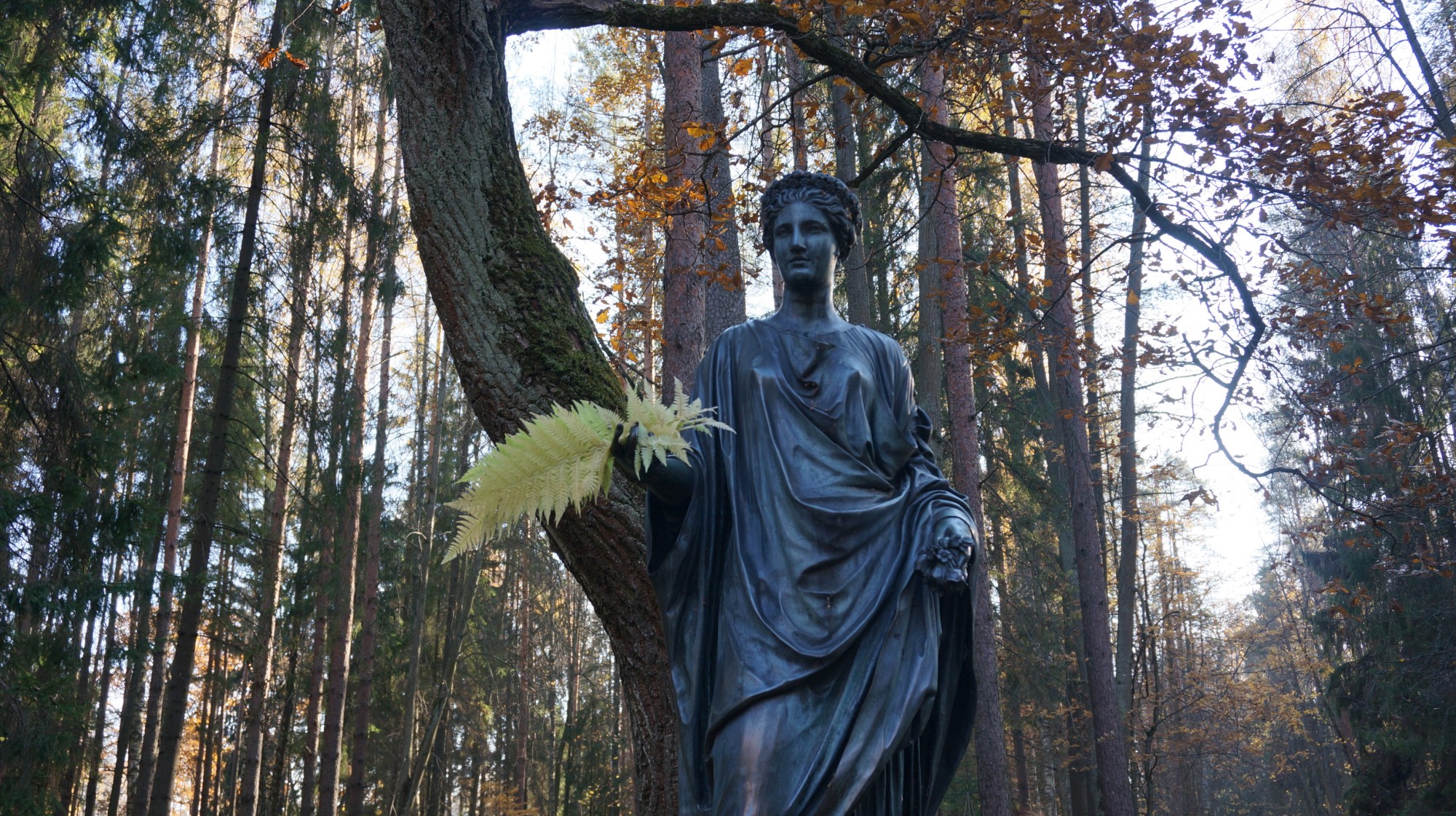 Флора богиня цветов и весны в Павловском парке