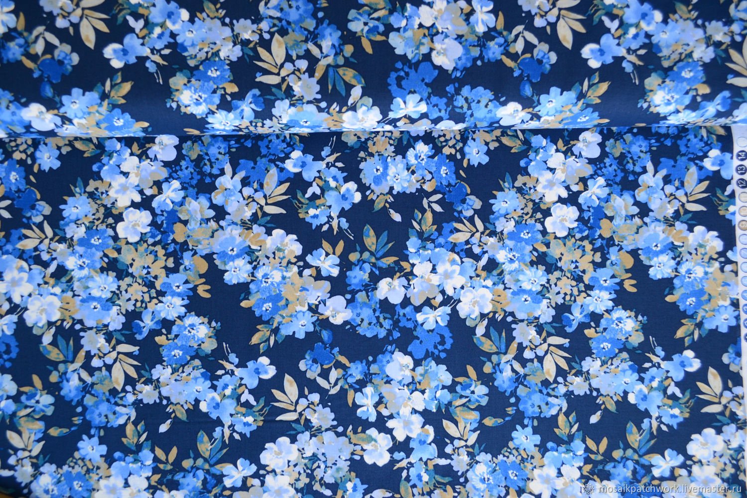 Синяя ткань в цветочек
