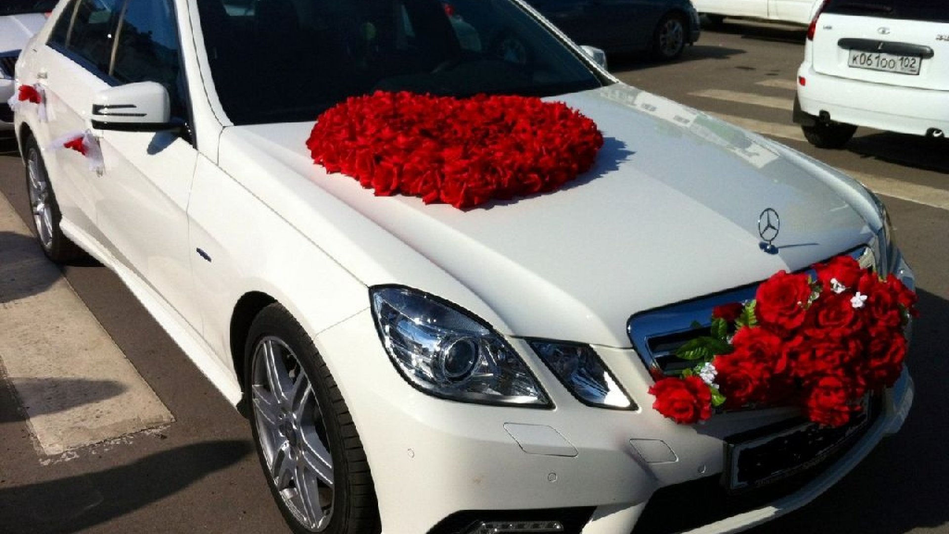 Белые розы в машине