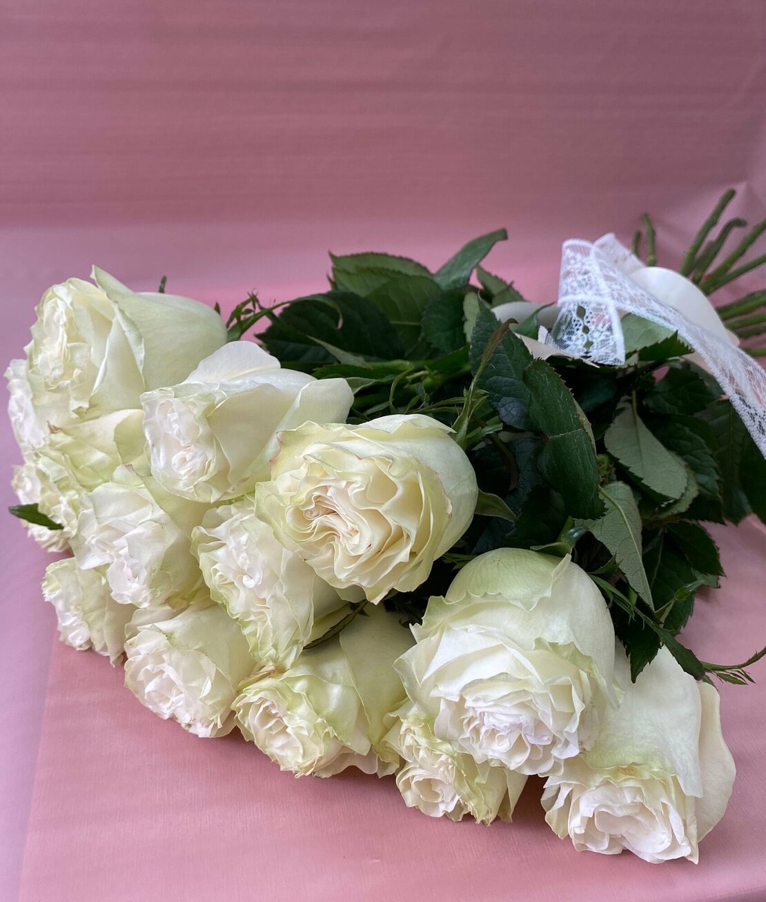 Нежный букет из белых роз