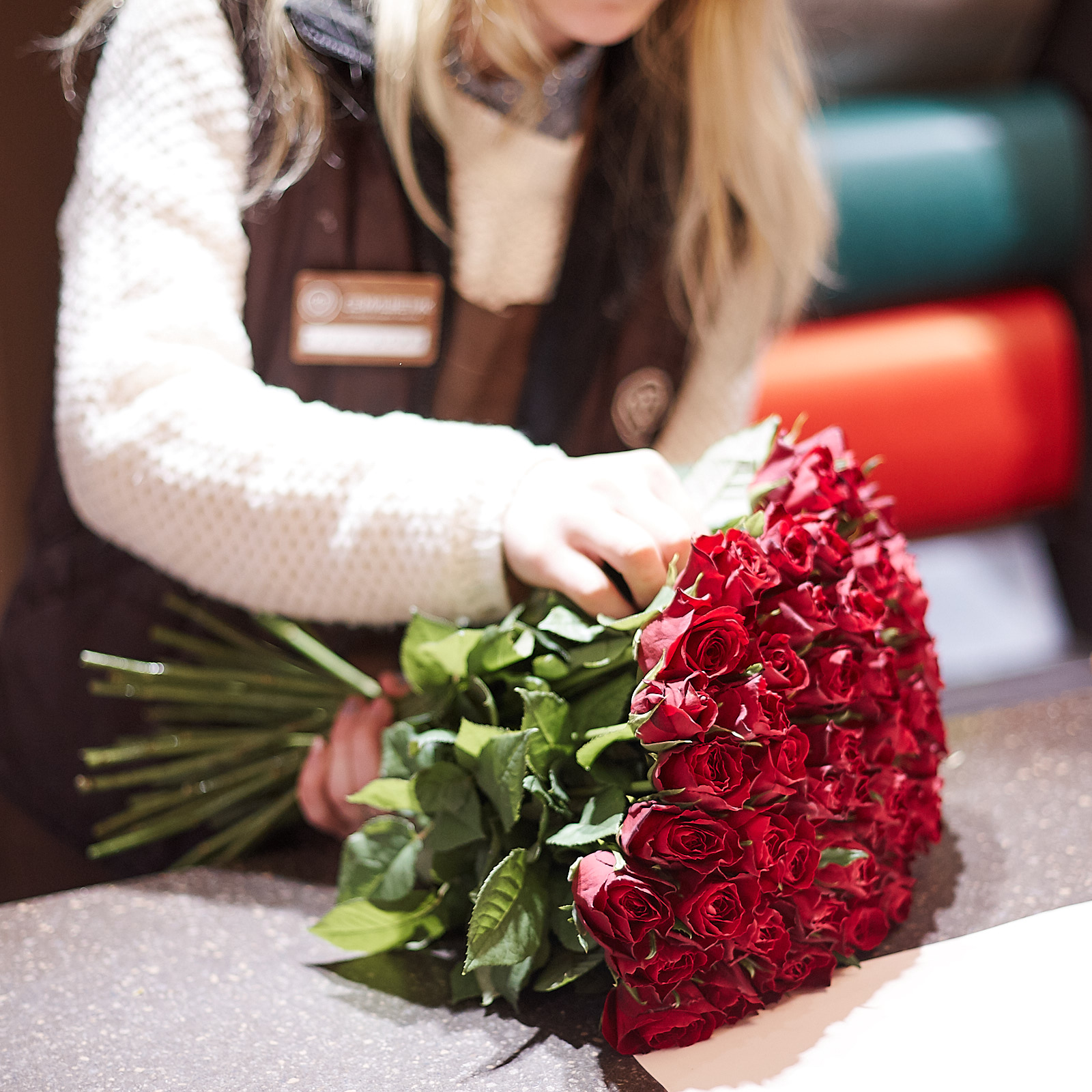 Фото с букетом цветов дома в руках позы