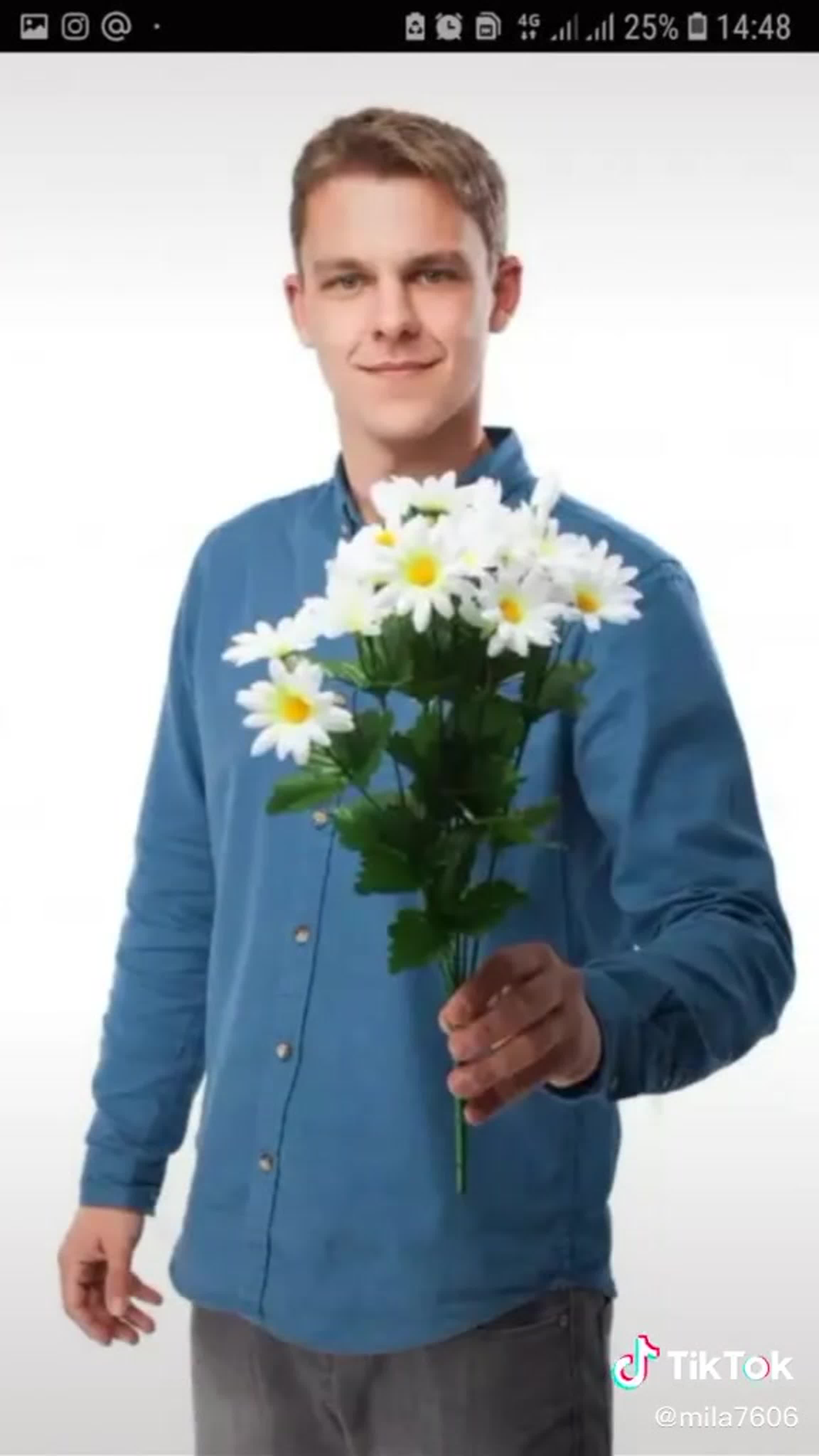 Человек с букетом цветов