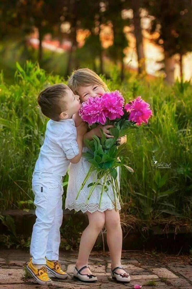 Kiss flowers. Мальчик с цветами. Цвета для мальчиков. Мальчик дарит девочке цветы. Дети с цветами.