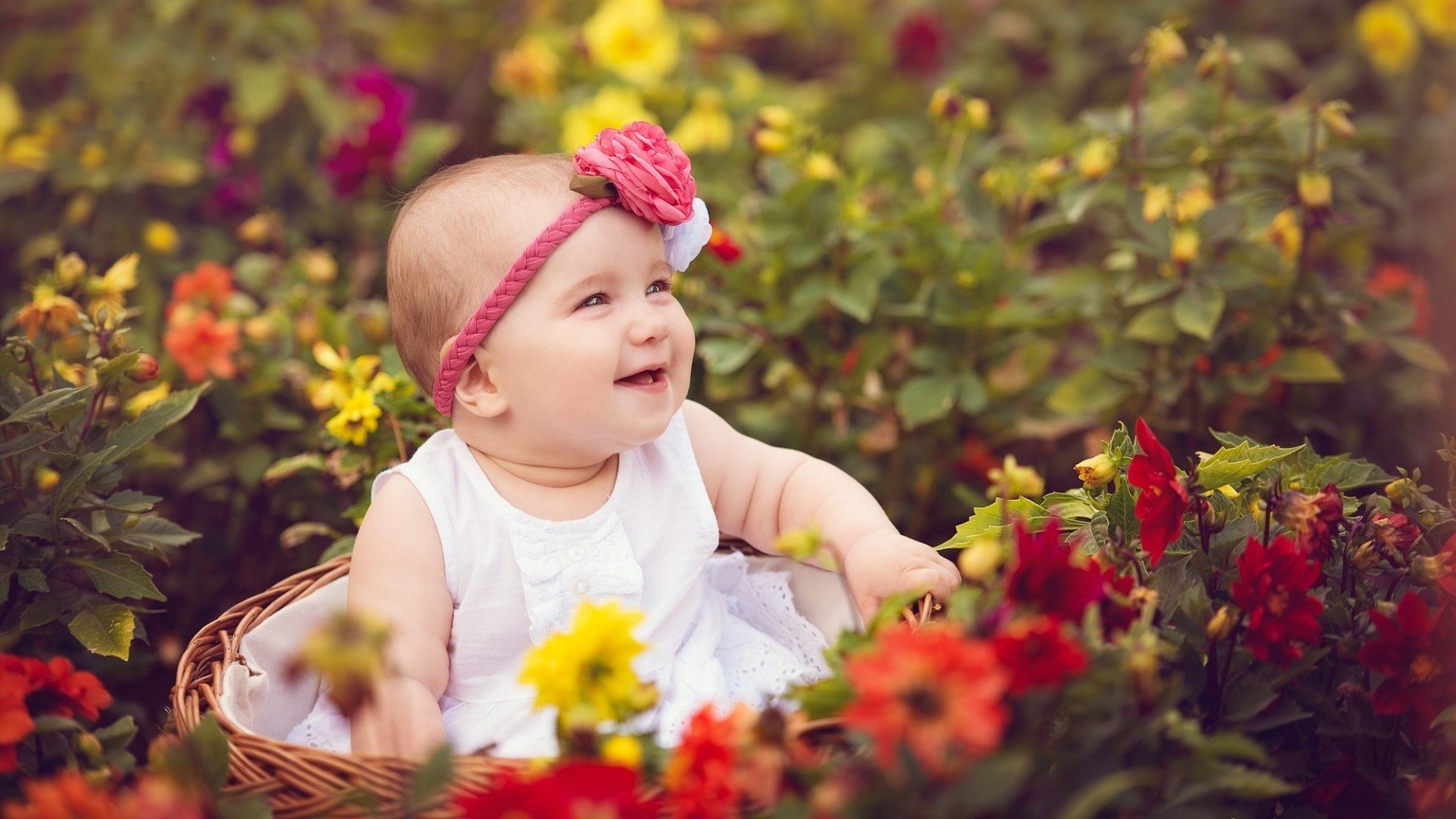 Малыш с цветами