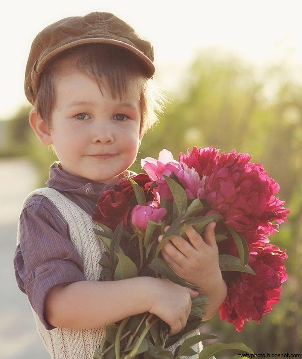 Мальчик в кепке с цветами