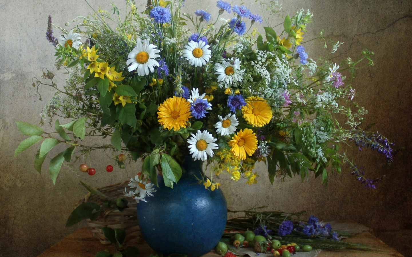 Полевые цветы в вазе фото высокого разрешения