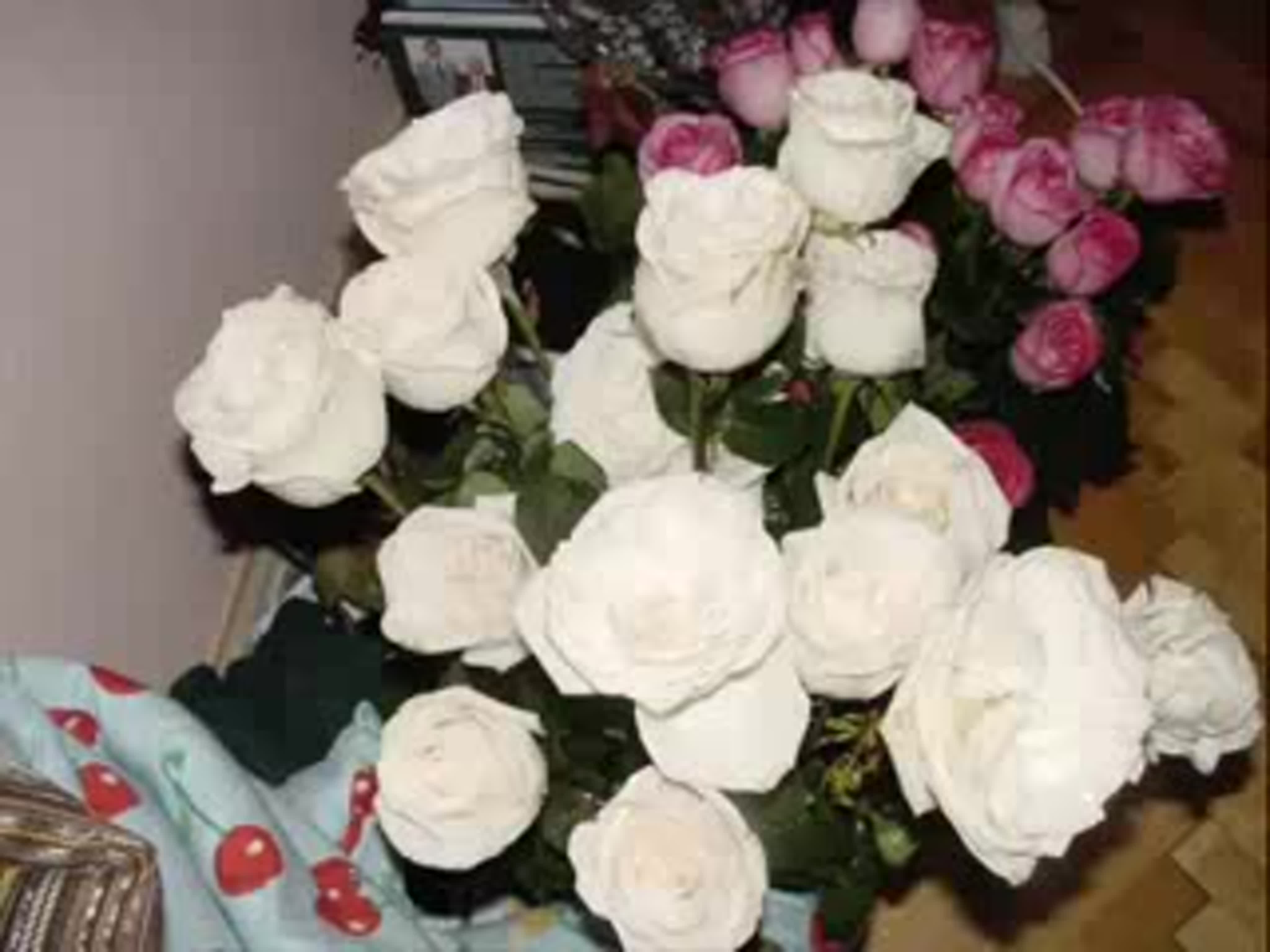 Букет белых роз в домашней обстановке