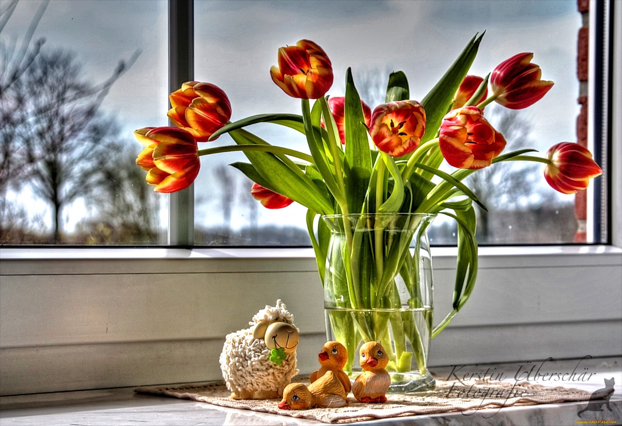 Фото тюльпаны в вазе на столе. Тюльпаны дома на окне. Тюльпаны в вазе. Весенние цветы на окне. Цветы на подоконнике.