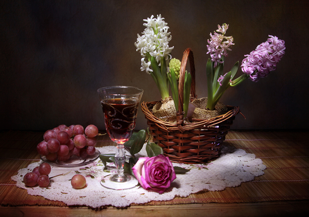 Натюрморт с вином и цветами