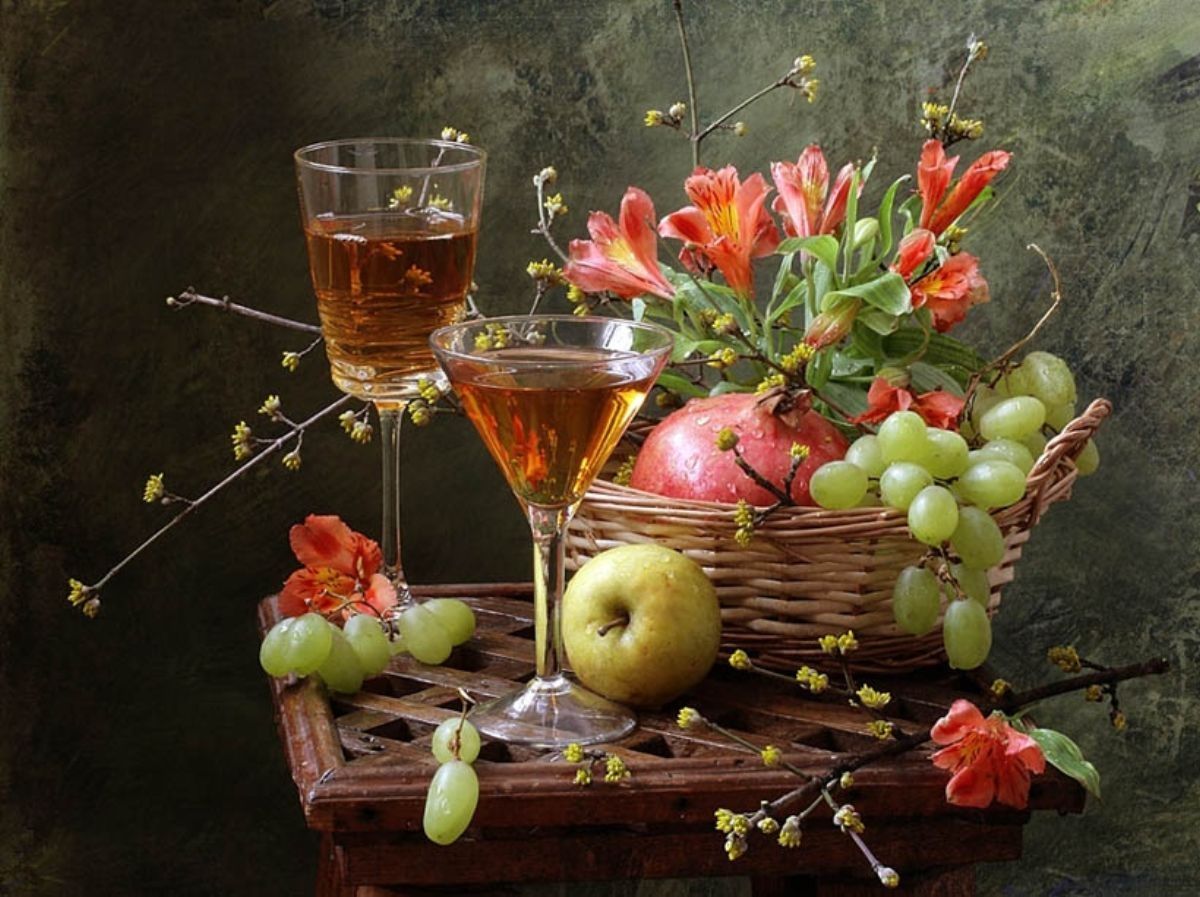 Цветы фрукты вино