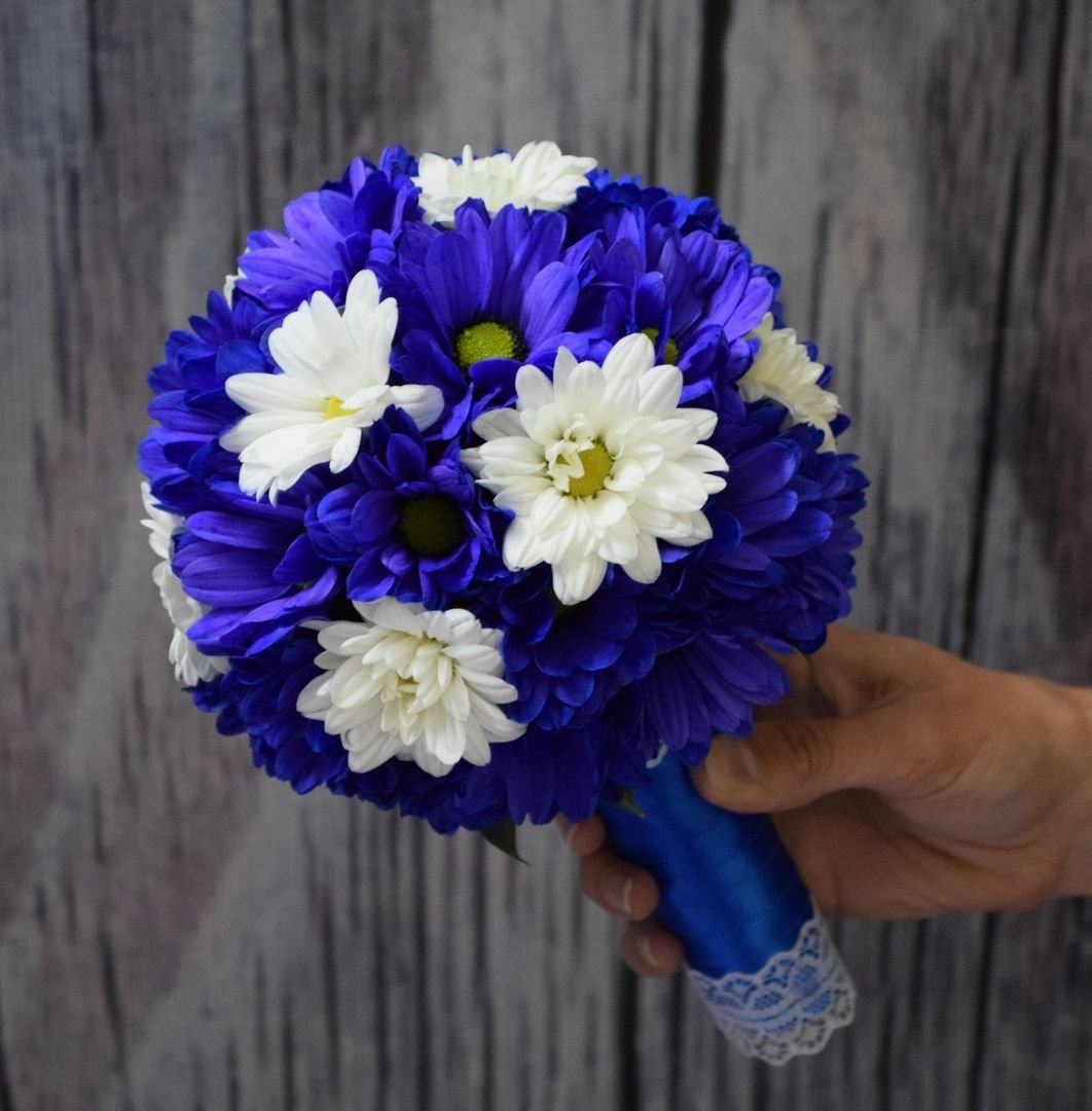 Свадебный букет с голубыми хризантемами