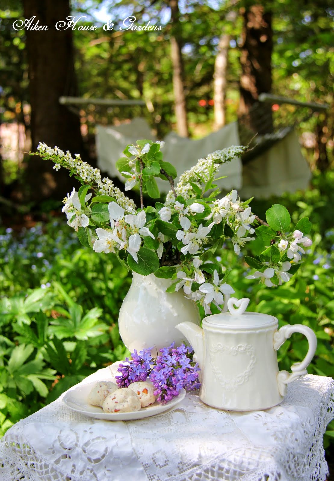 Доброе весеннее утро с чаем. Чаепитие в саду. Чаепитие в цветущем саду. Чай в саду. Весеннее утро в саду.