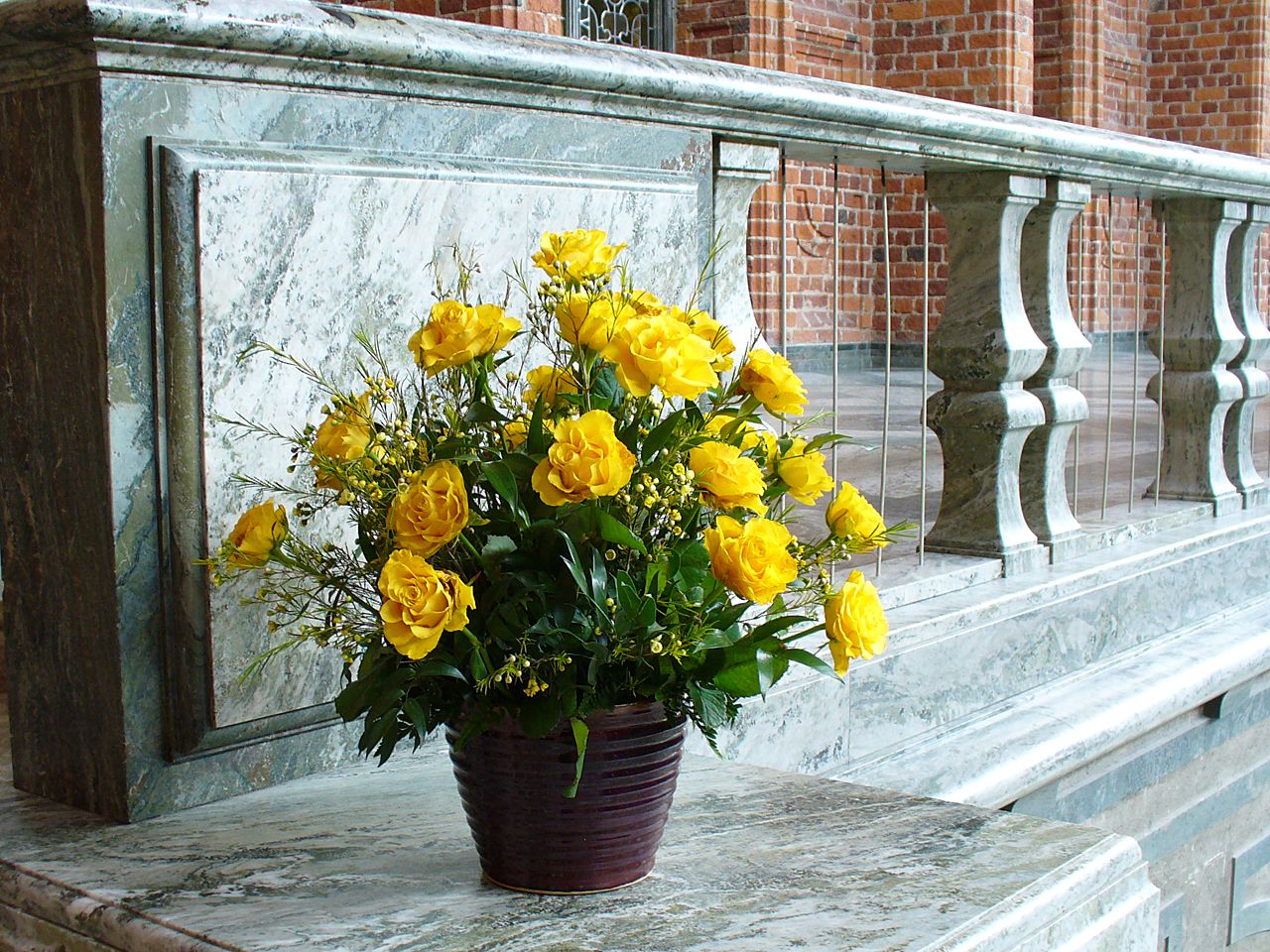 Желтые розы на подоконнике