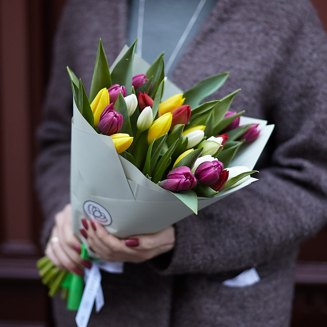 Букет тюльпанов в руке фото