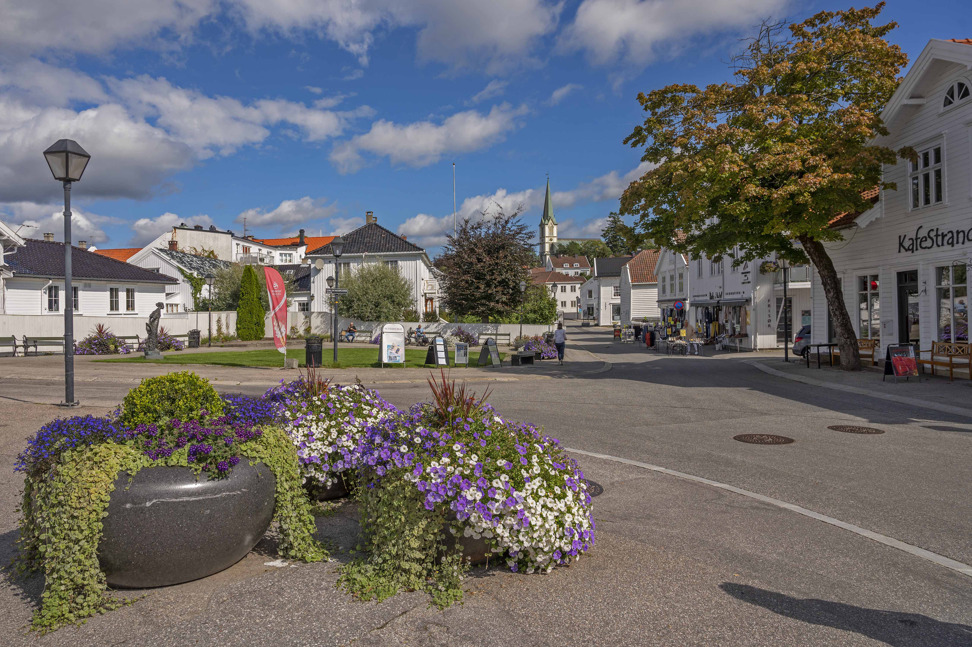 Цветы норвегии. Lillesand Норвегия. Лиллесанн. Финляндия обычные улицы цветы. Heimsbrun город цветы.