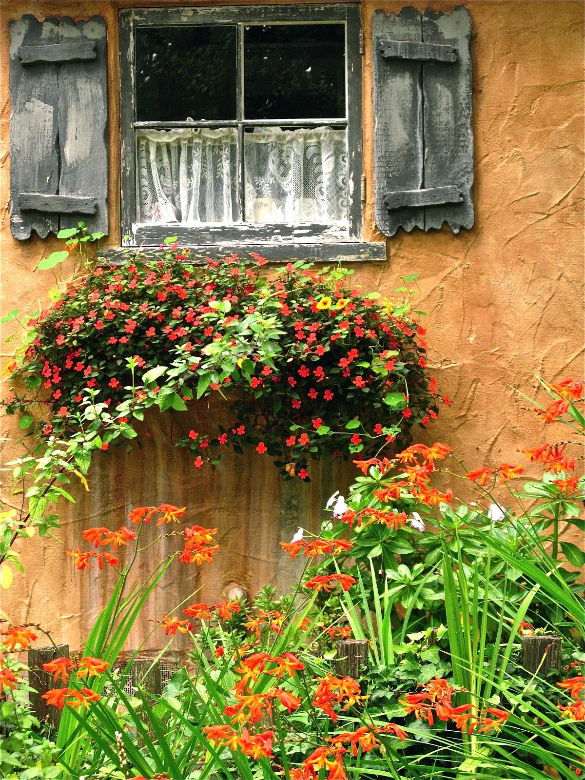 Деревенское окно с цветами