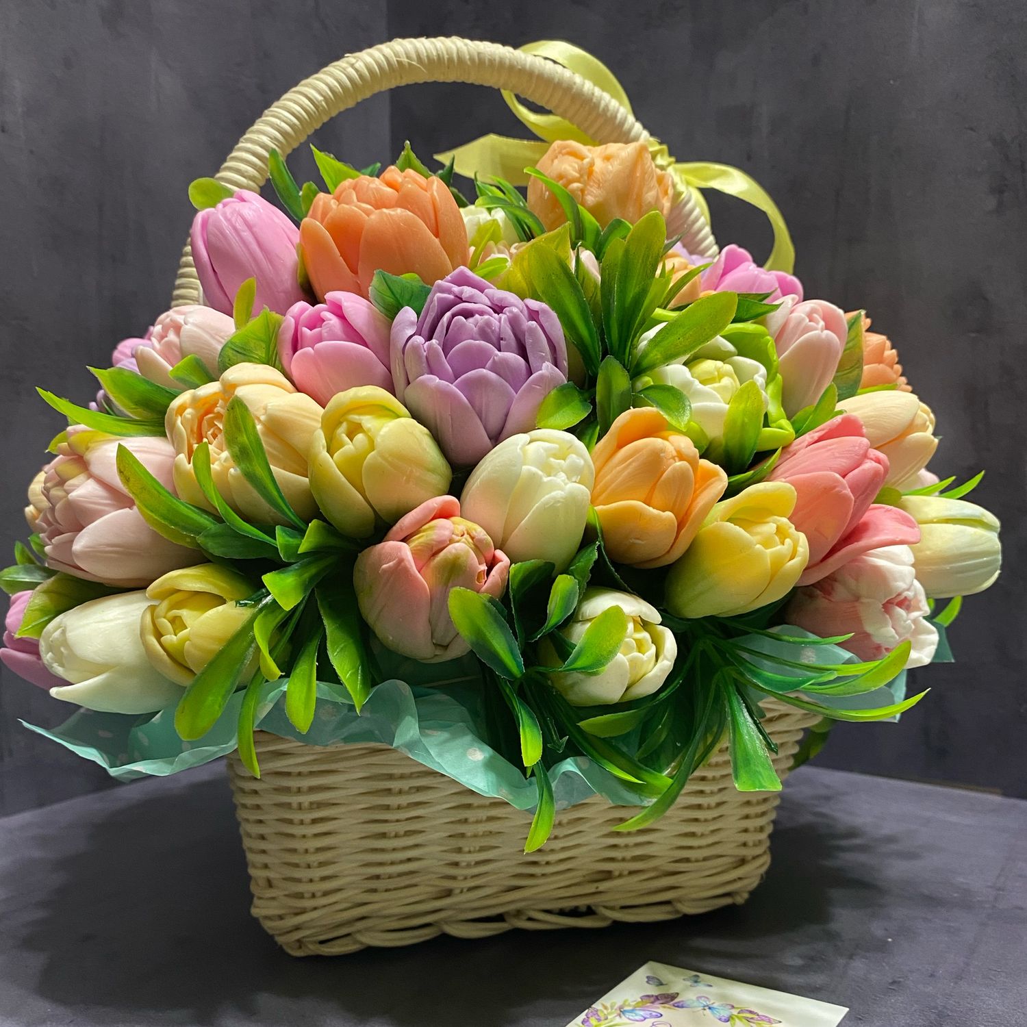 Букет тюльпанов в корзинке