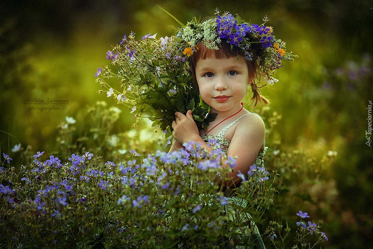 Матушка полевых цветов веночек. Девушка в венке из полевых цветов. Дети с полевыми цветами. Девочка с цветами. Дети и природа.