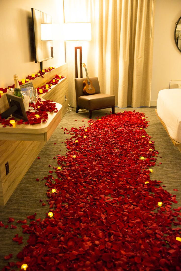 Украшение комнаты лепестками роз