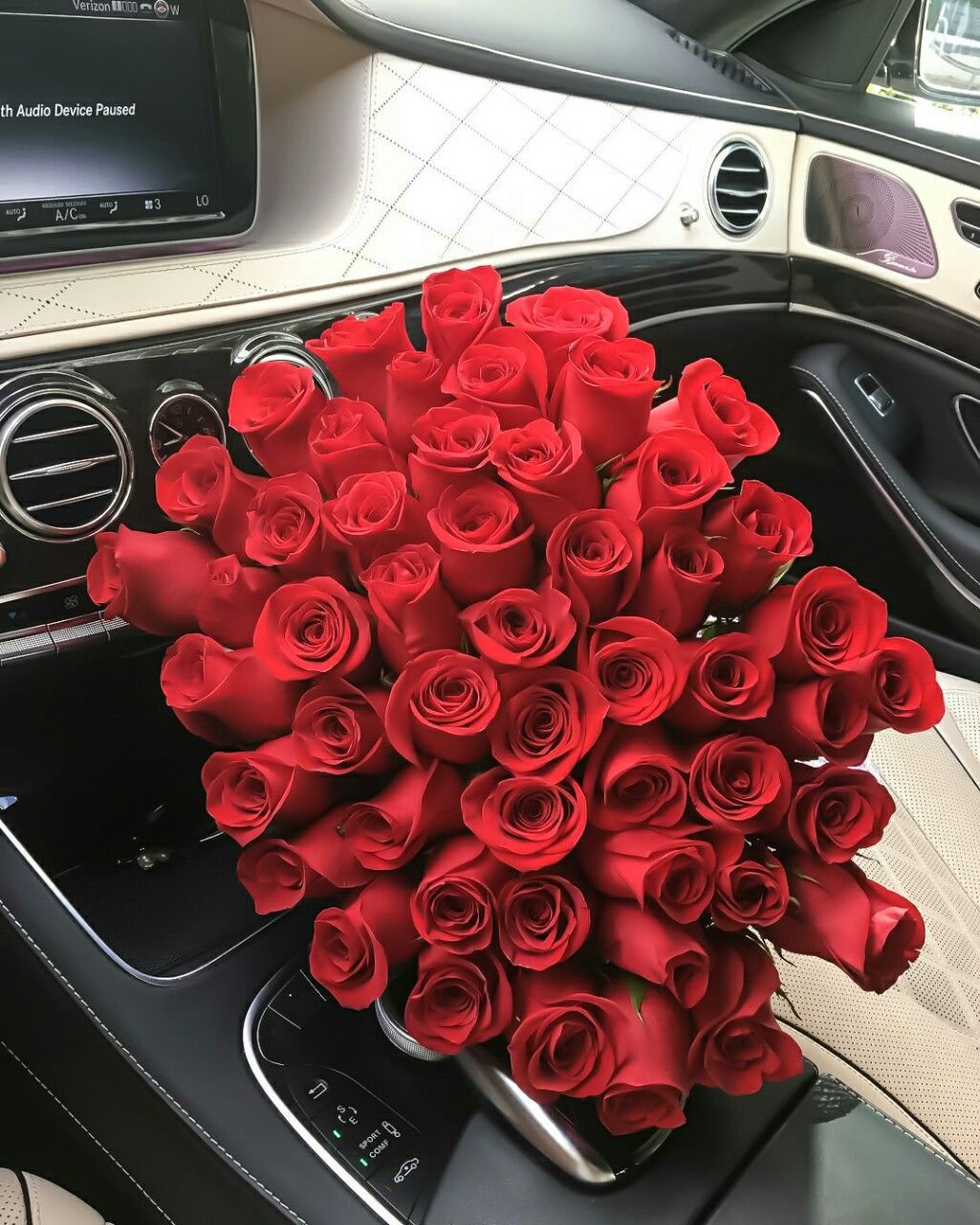 Красивый букет роз в машине