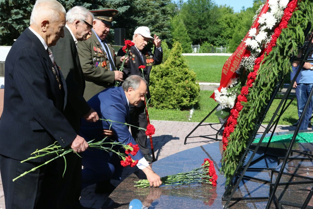 Возложение цветов к памятнику какие цветы. Возложение цветов к памятнику неизвестного солдата. Возложение цветов к памятнику неизвестного солдата 9 мая. Возложение к могиле неизвестного солдата. Возложение цветов к памятнику неизвестного солдата 9 мая дети.