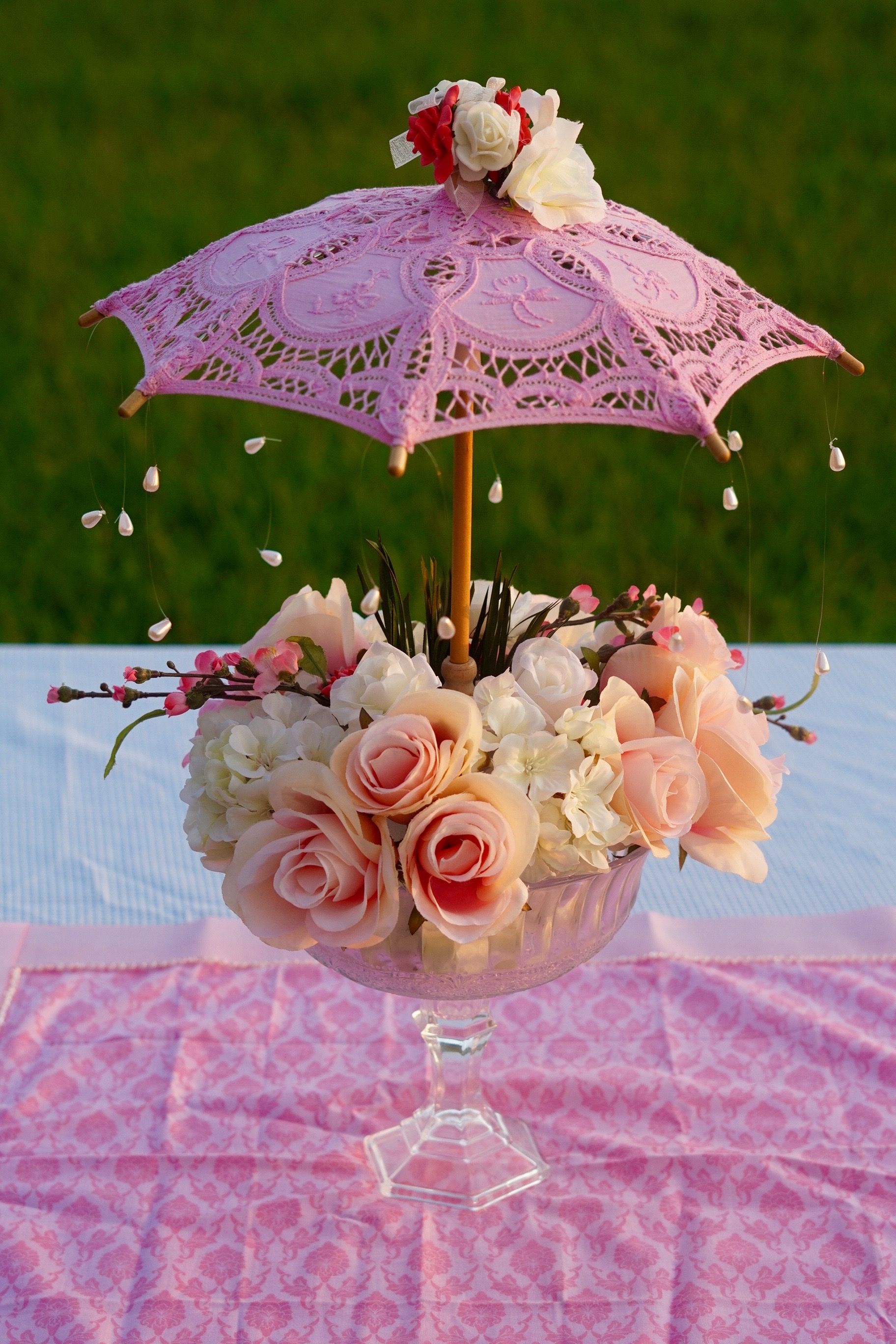 Цветочная композиция в зонтике