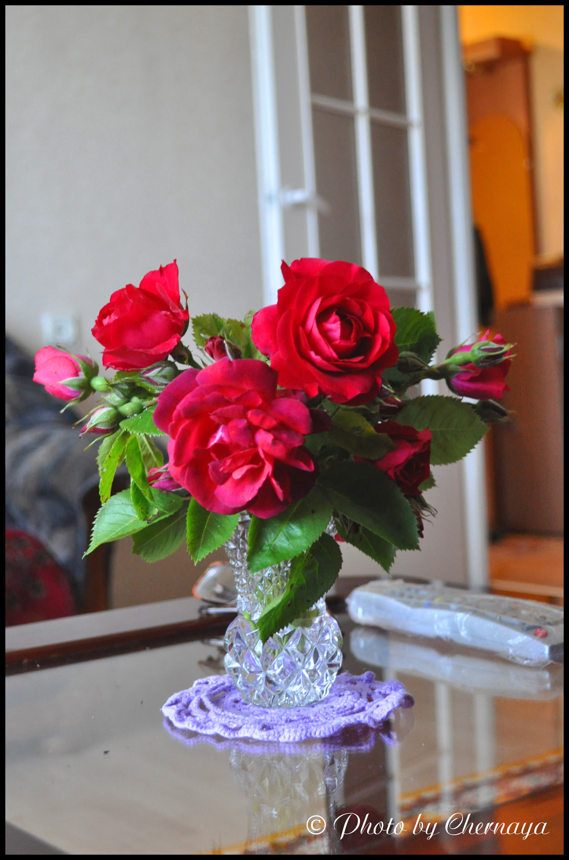 Фото розы в вазе на столе