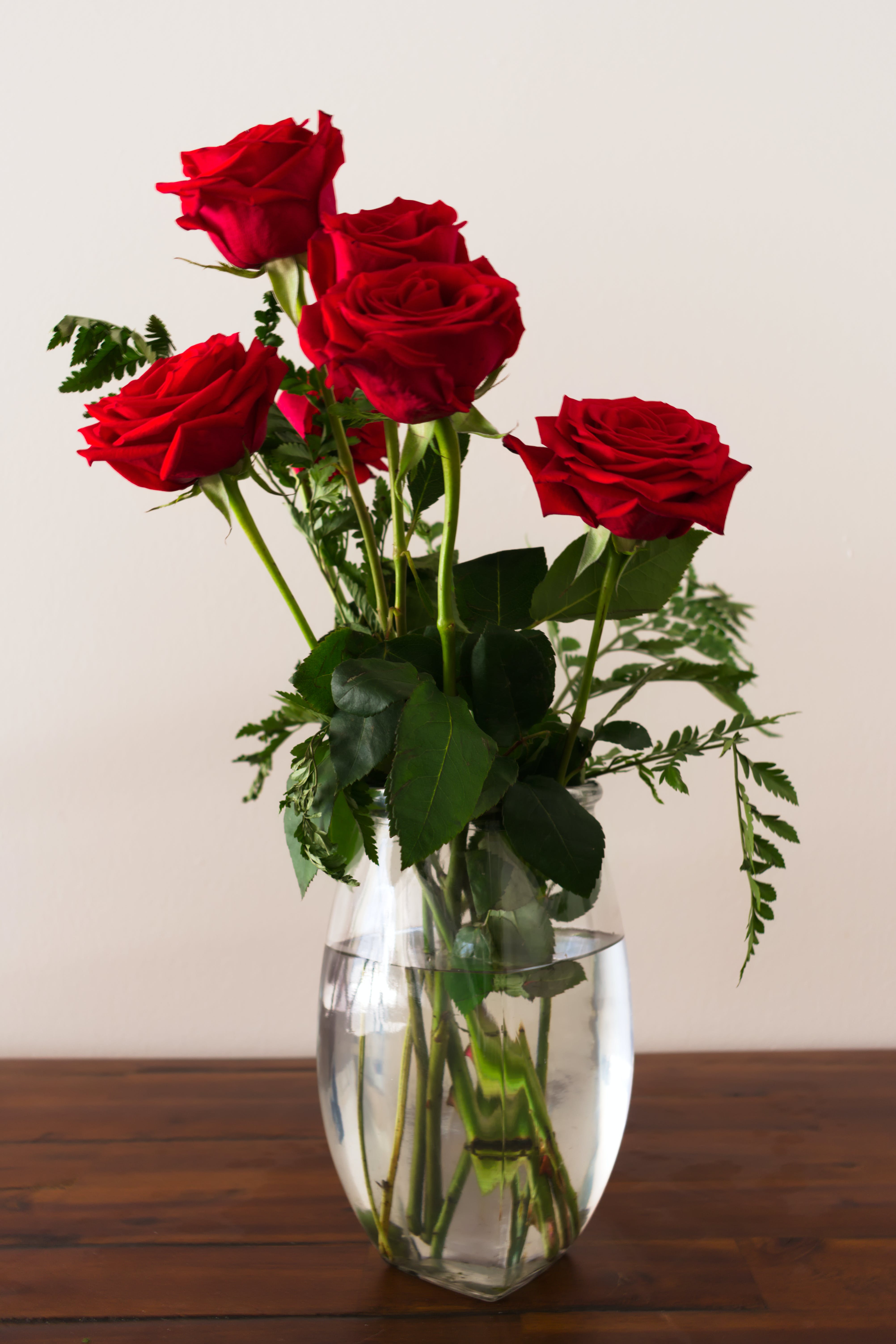 3 розы на столе