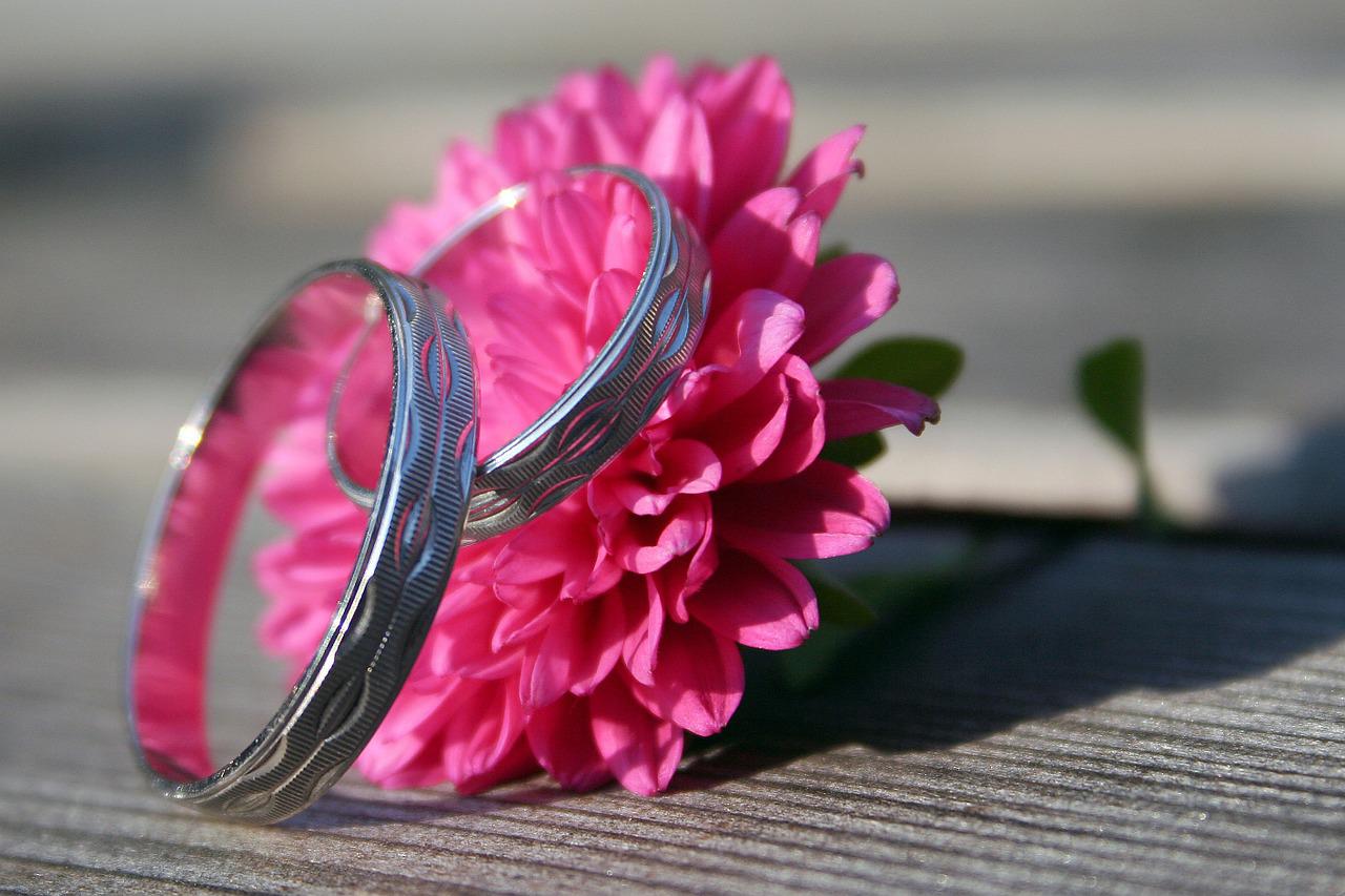 Обручальные кольца на цветке