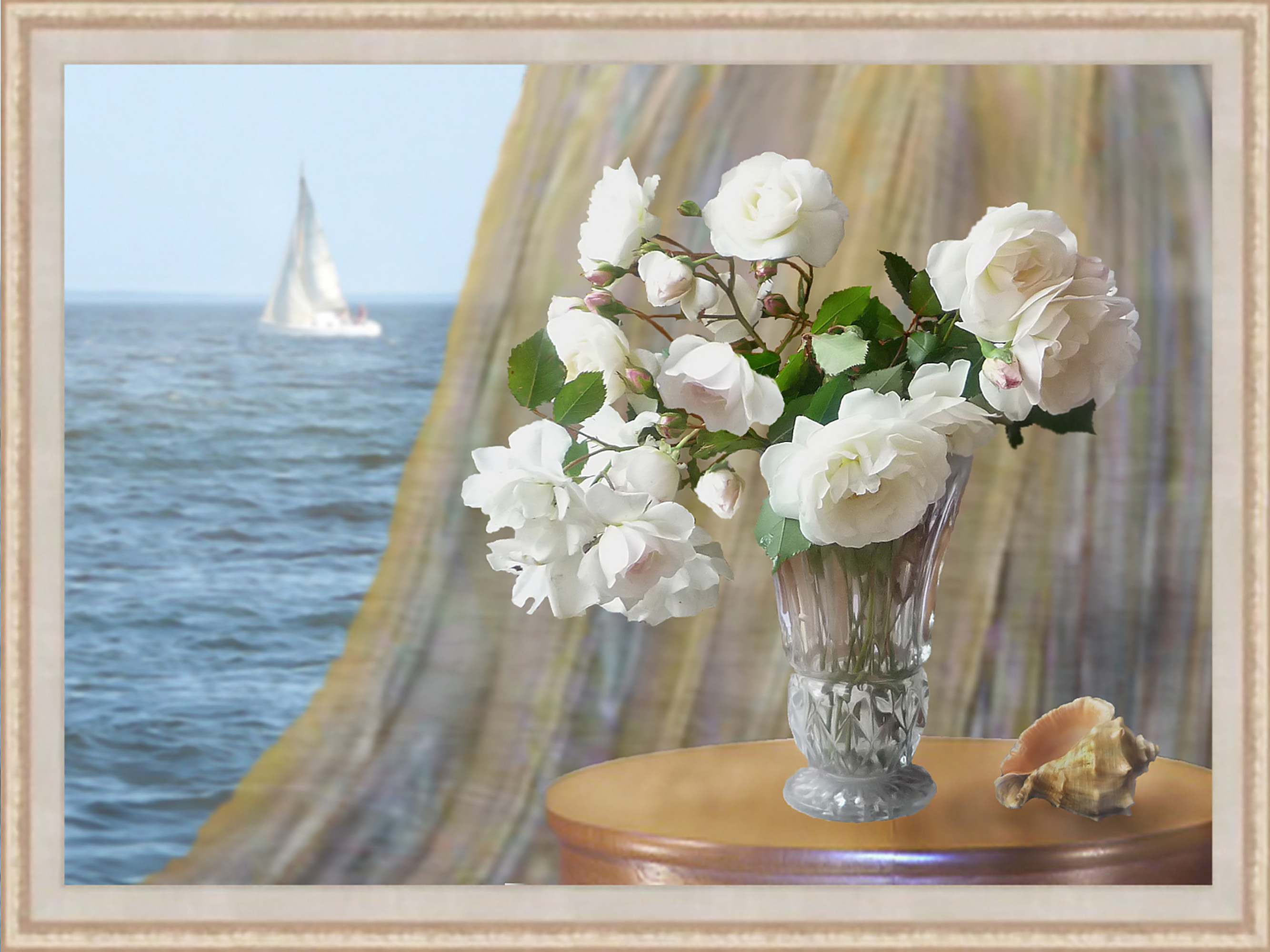 Белые розы на фоне моря