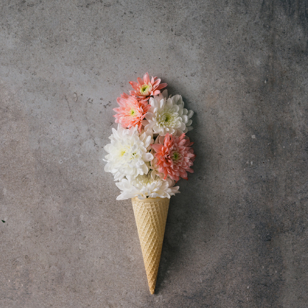 Цветы мороженое. Мороженое в вафельном рожке. Цветочный букет в вафельном рожке. Букет из мороженого. Цветы и мороженое.