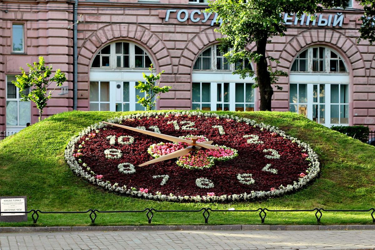 Цветочные часы Александровский парк