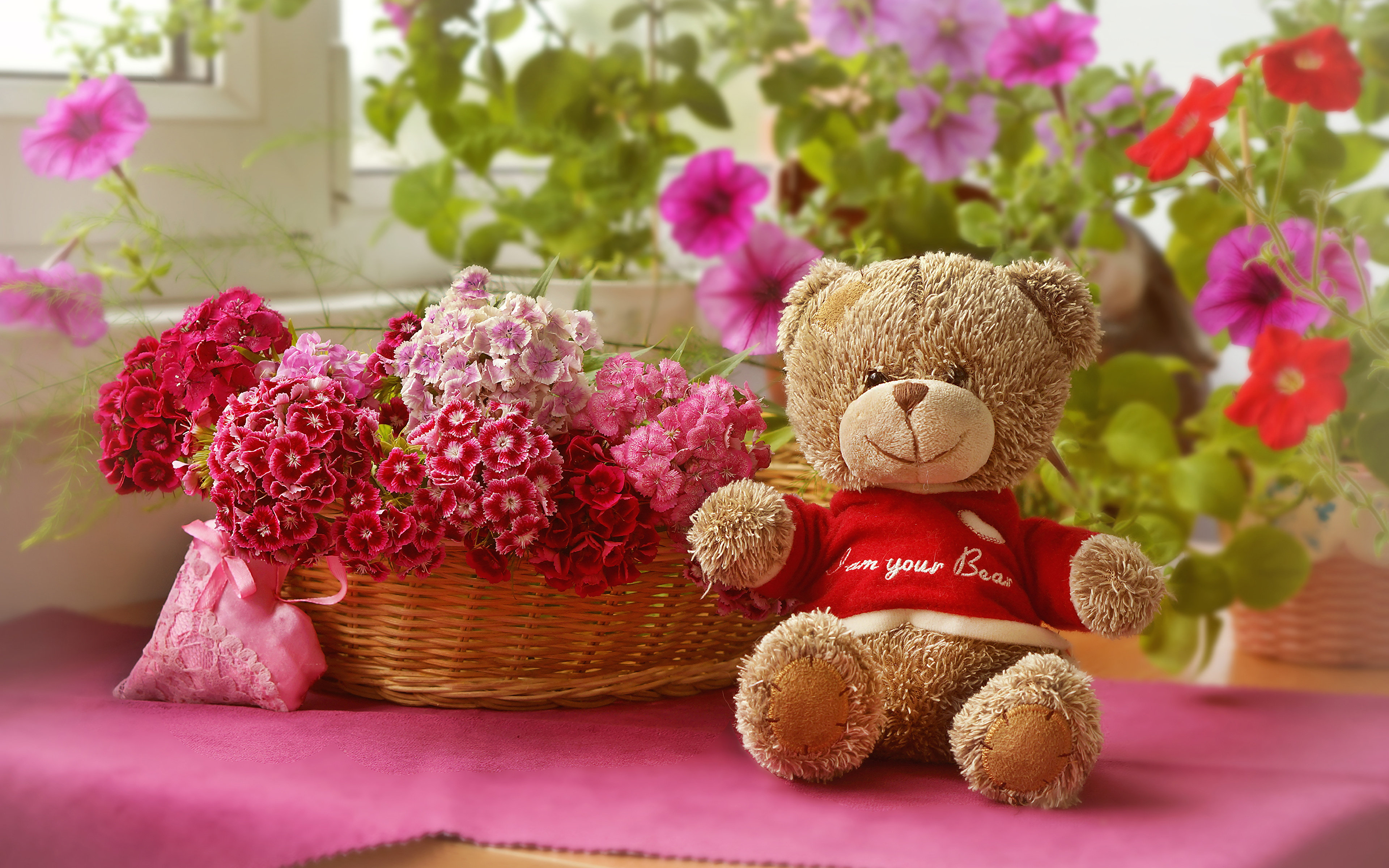 Медвежонок с цветами