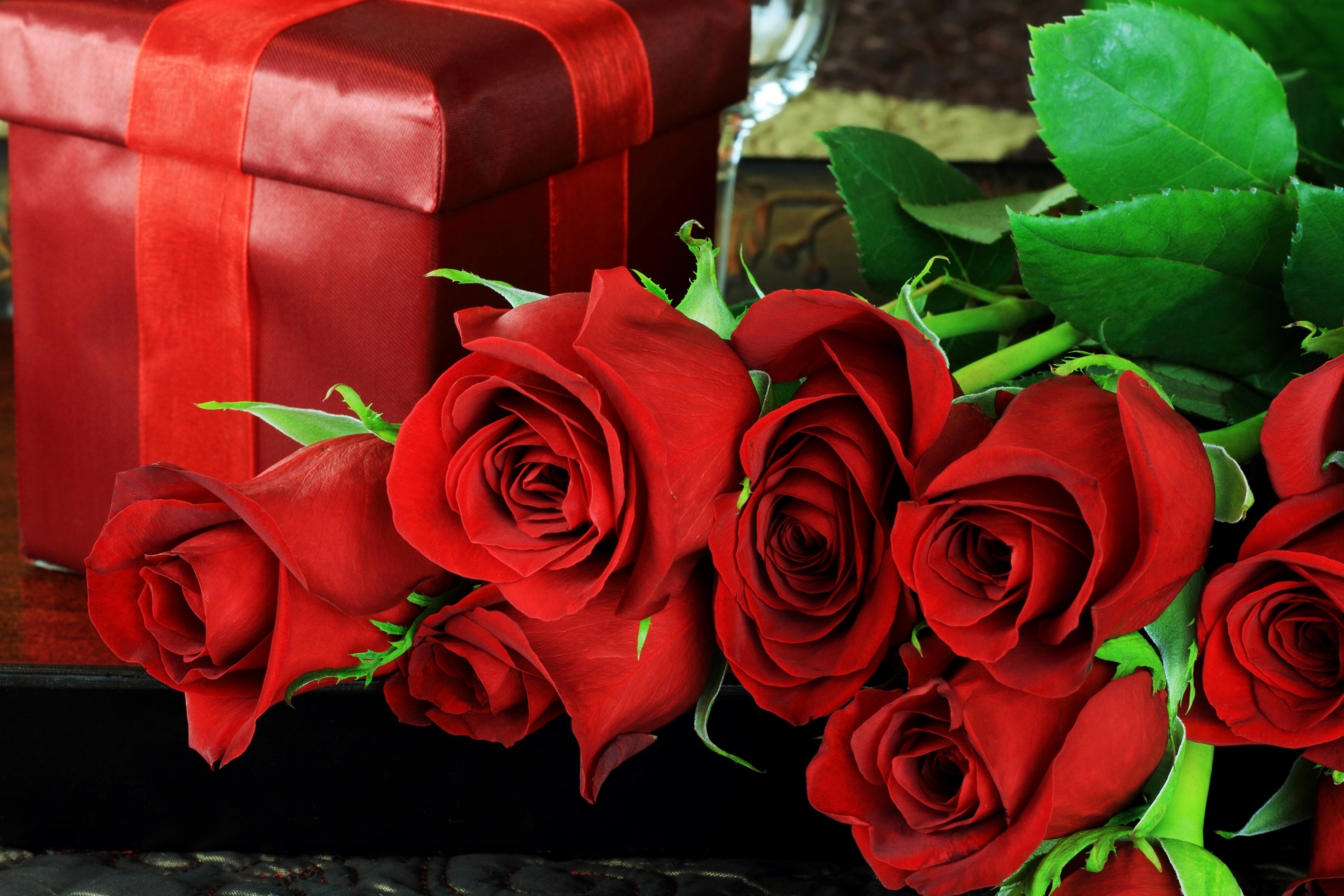 Букеты роз праздничные. Цветы в подарок. Красные розы. Букет красных роз. Букет роз с днем рождения.