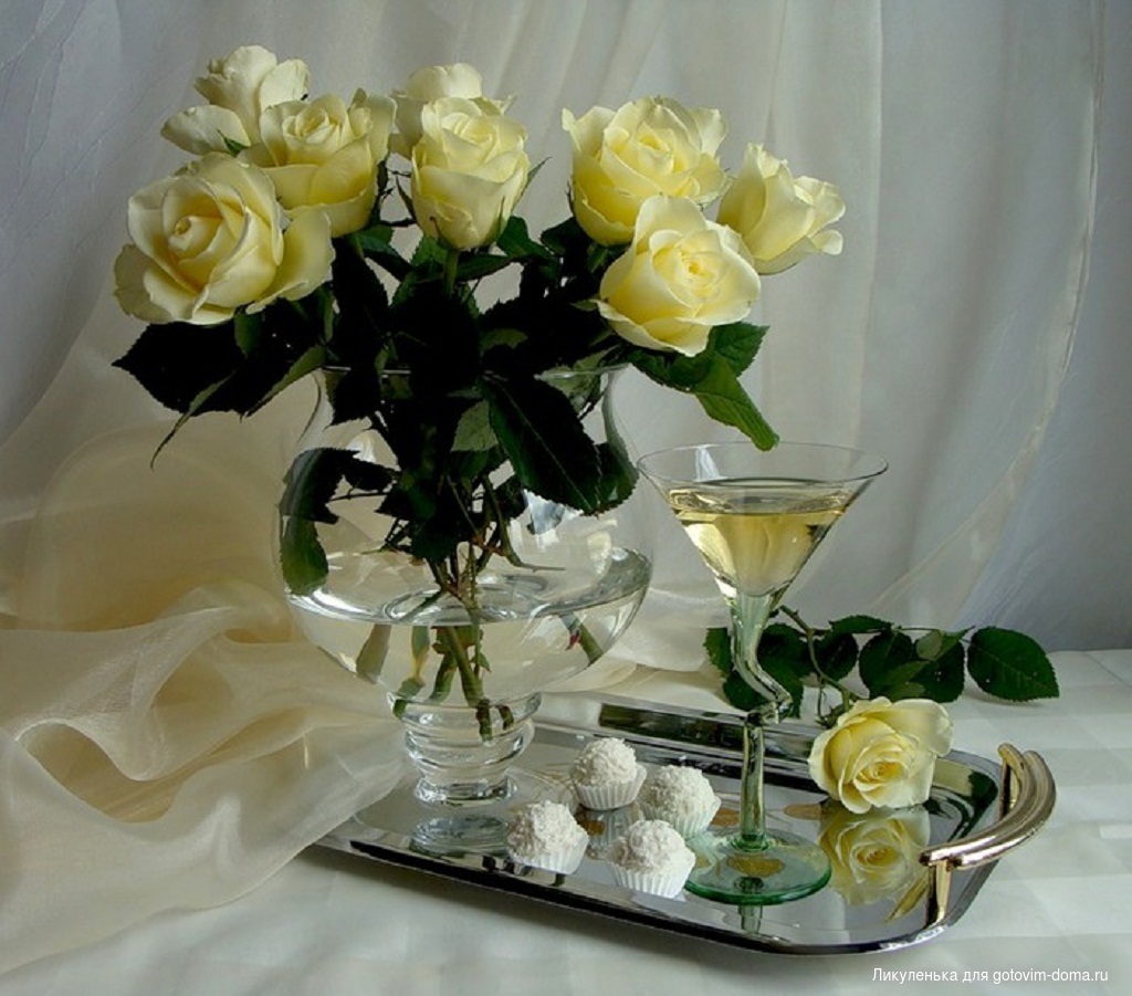 Красивый букет жёлтых роз на вазе