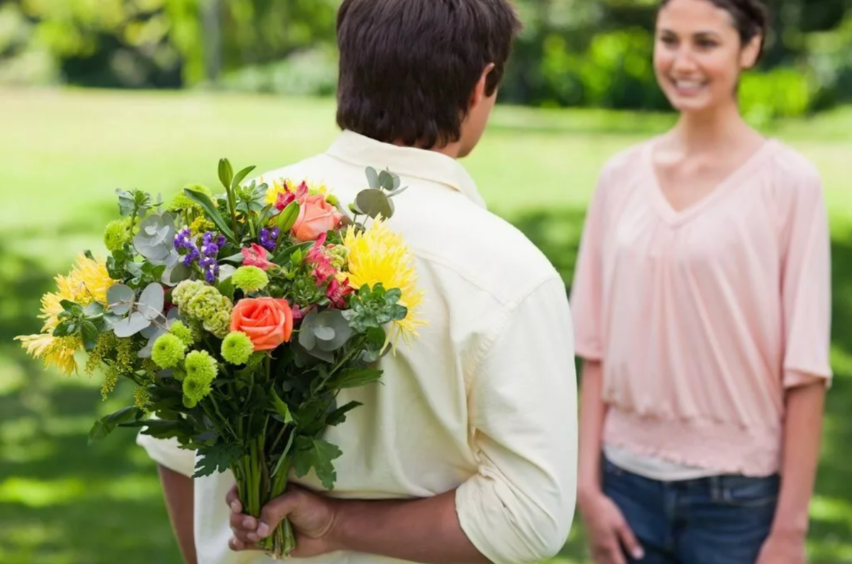 Мужчина дарит цветы девушке