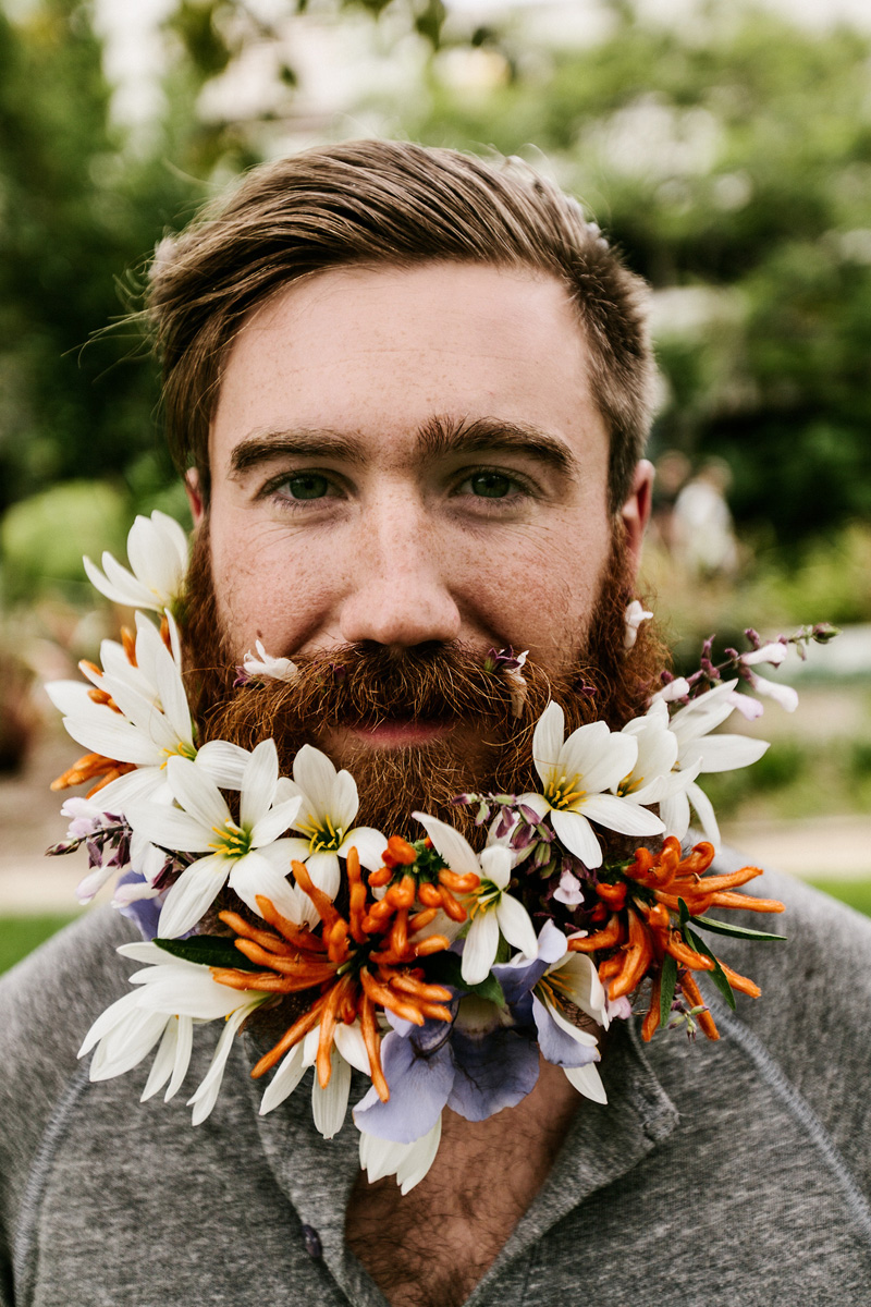 Мужчина с бородой в цветах