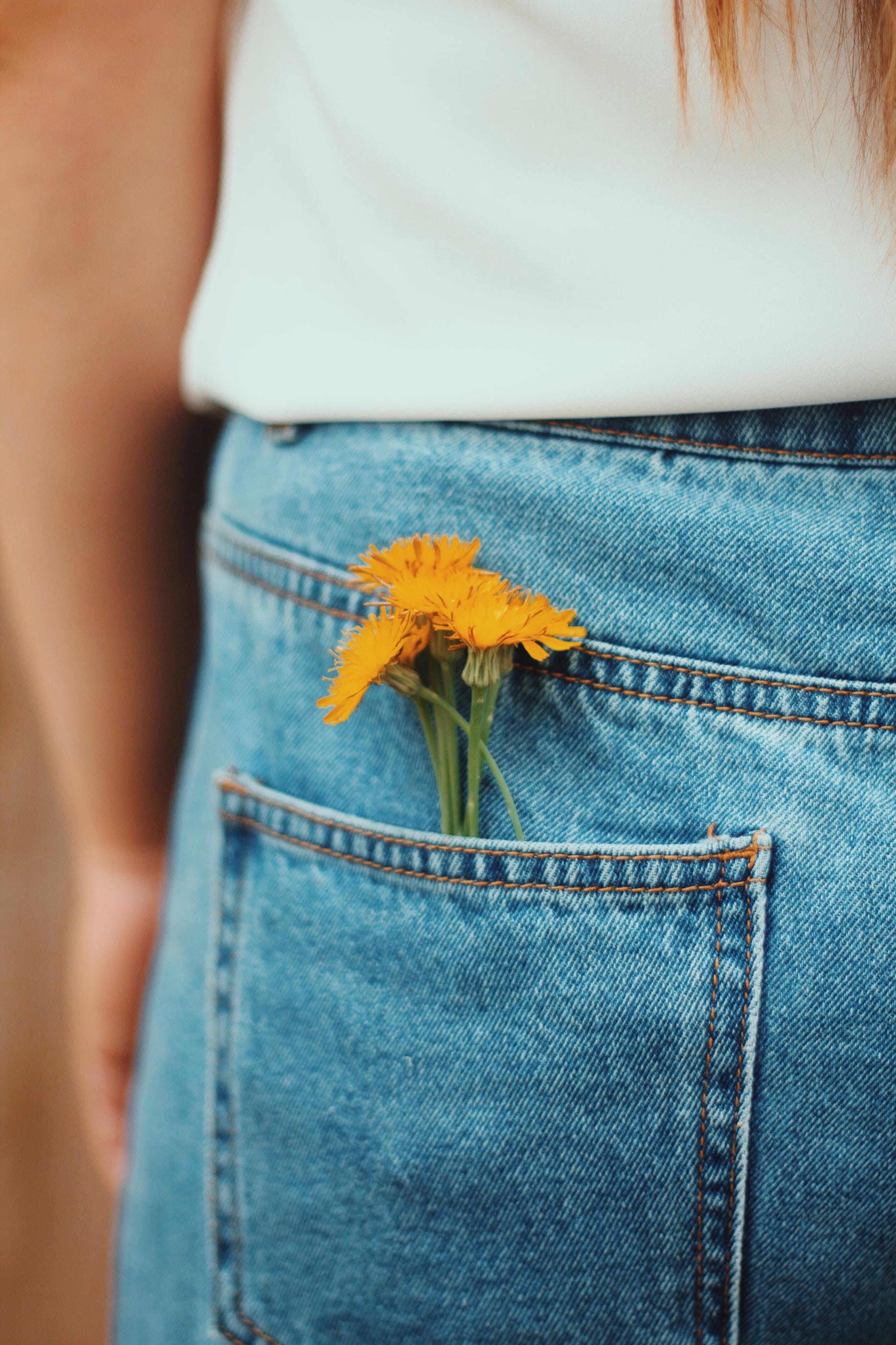 Цветок на джинсах