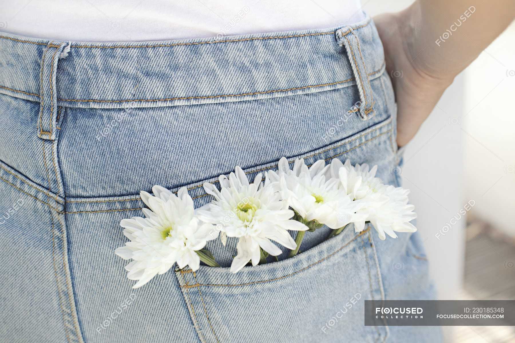 Цветы на джинсах