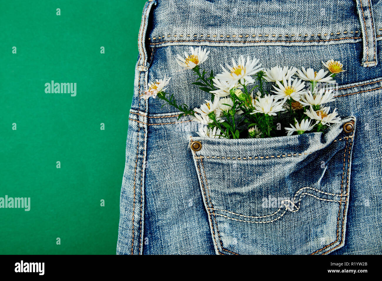Цветы на джинсах