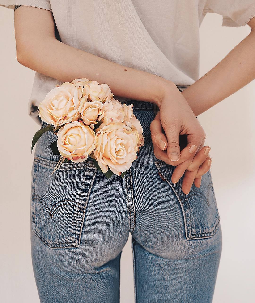 Девушки в джинсах с цветами