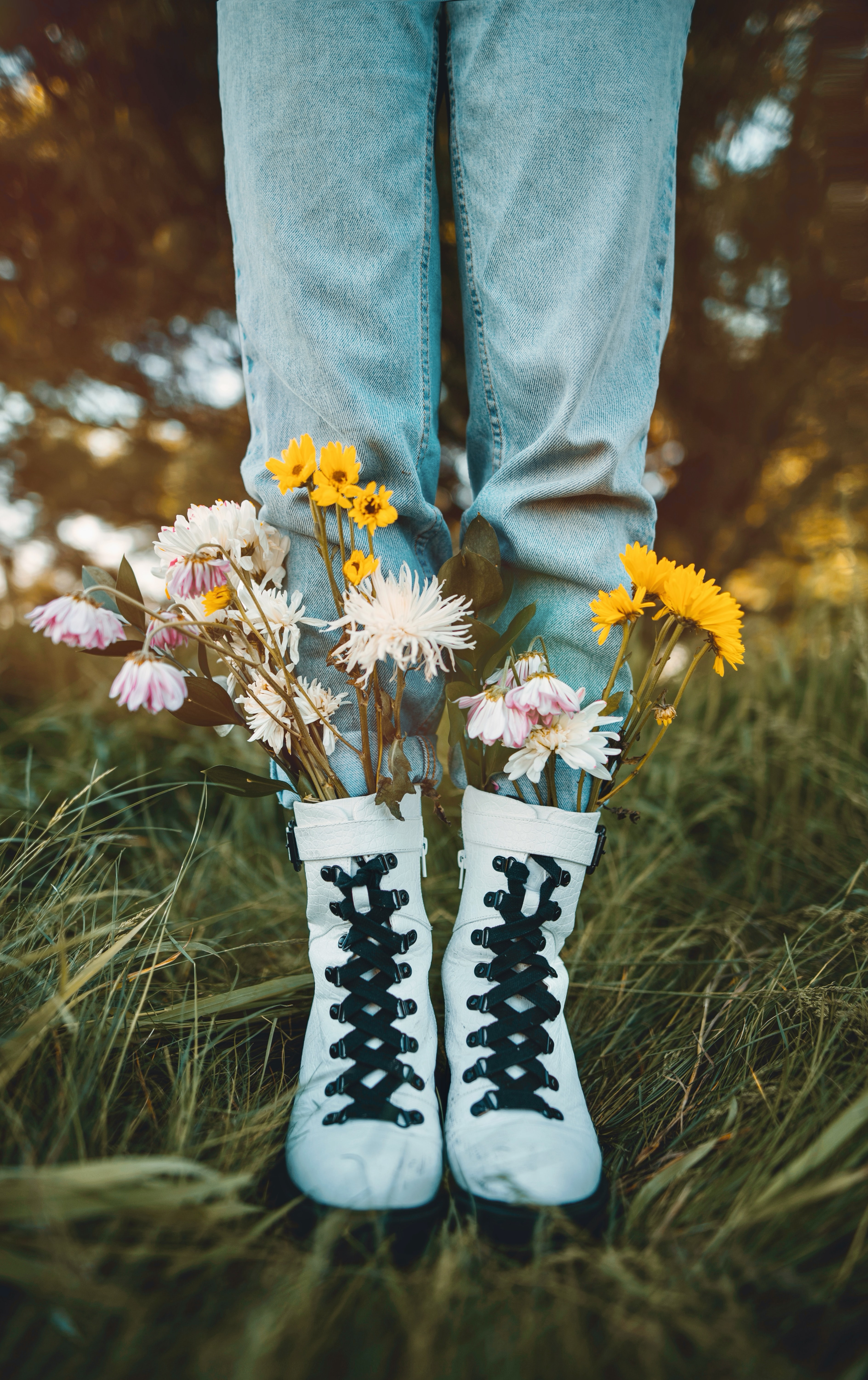 Цветы в носках и кроссовках