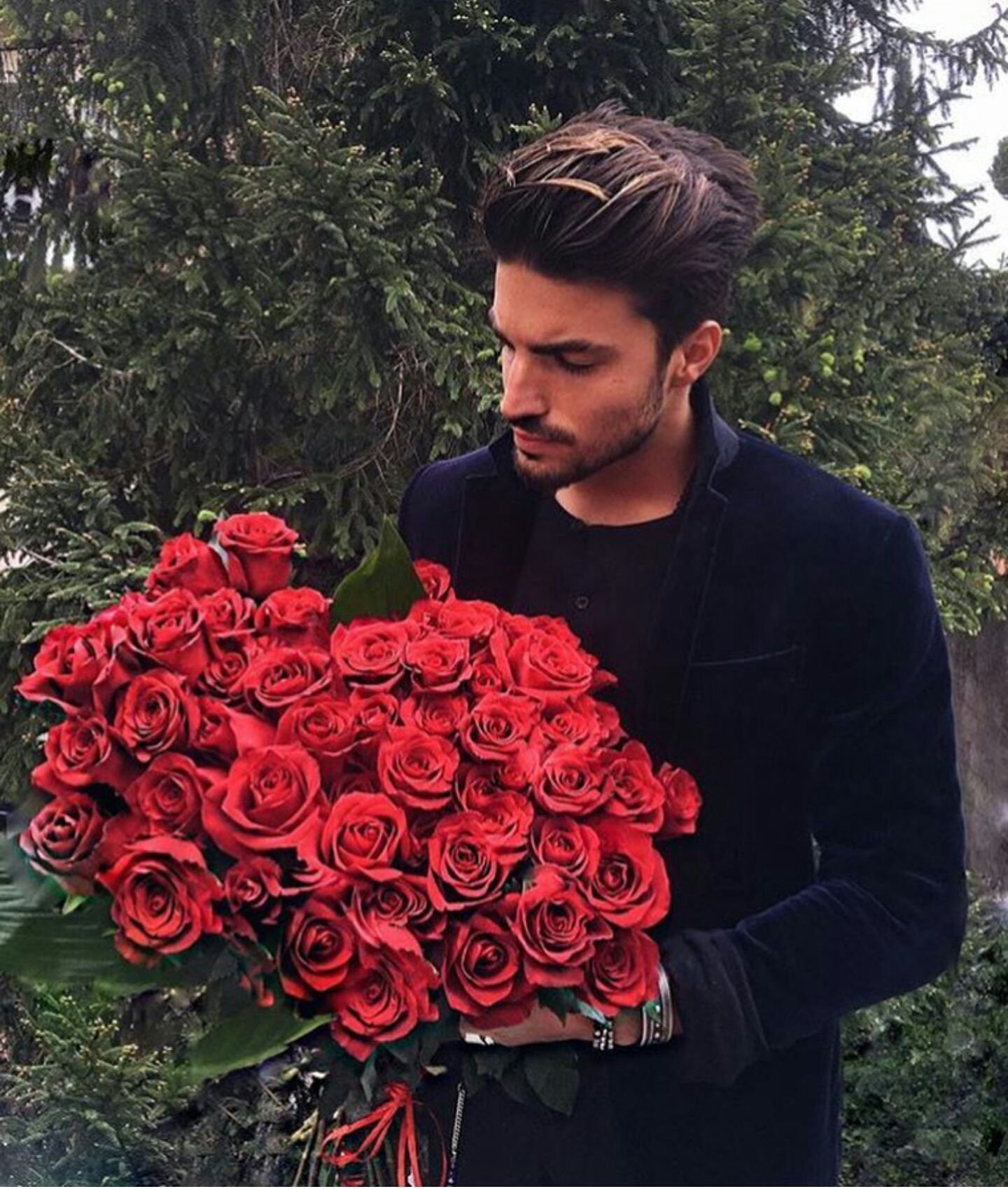Мужчина со цветами. Мариано ди Вайо селфи. Джон Кортахарена с розами. Мужчина с цветами. Цвета для мужчин.