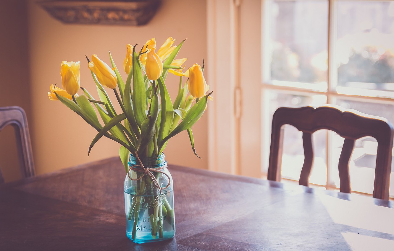 тюльпаны на деревянном столе