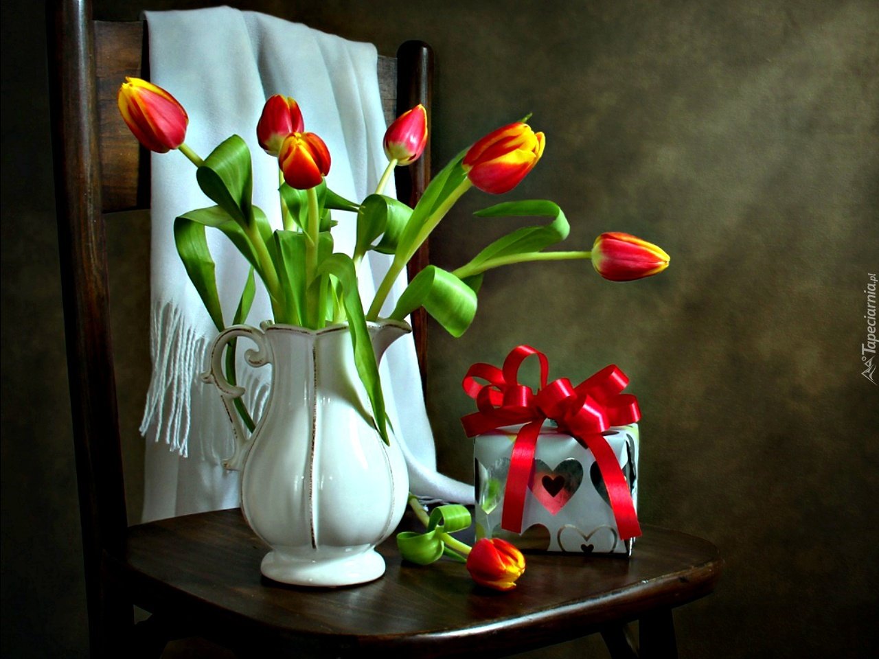 Натюрморт тюльпаны в вазе