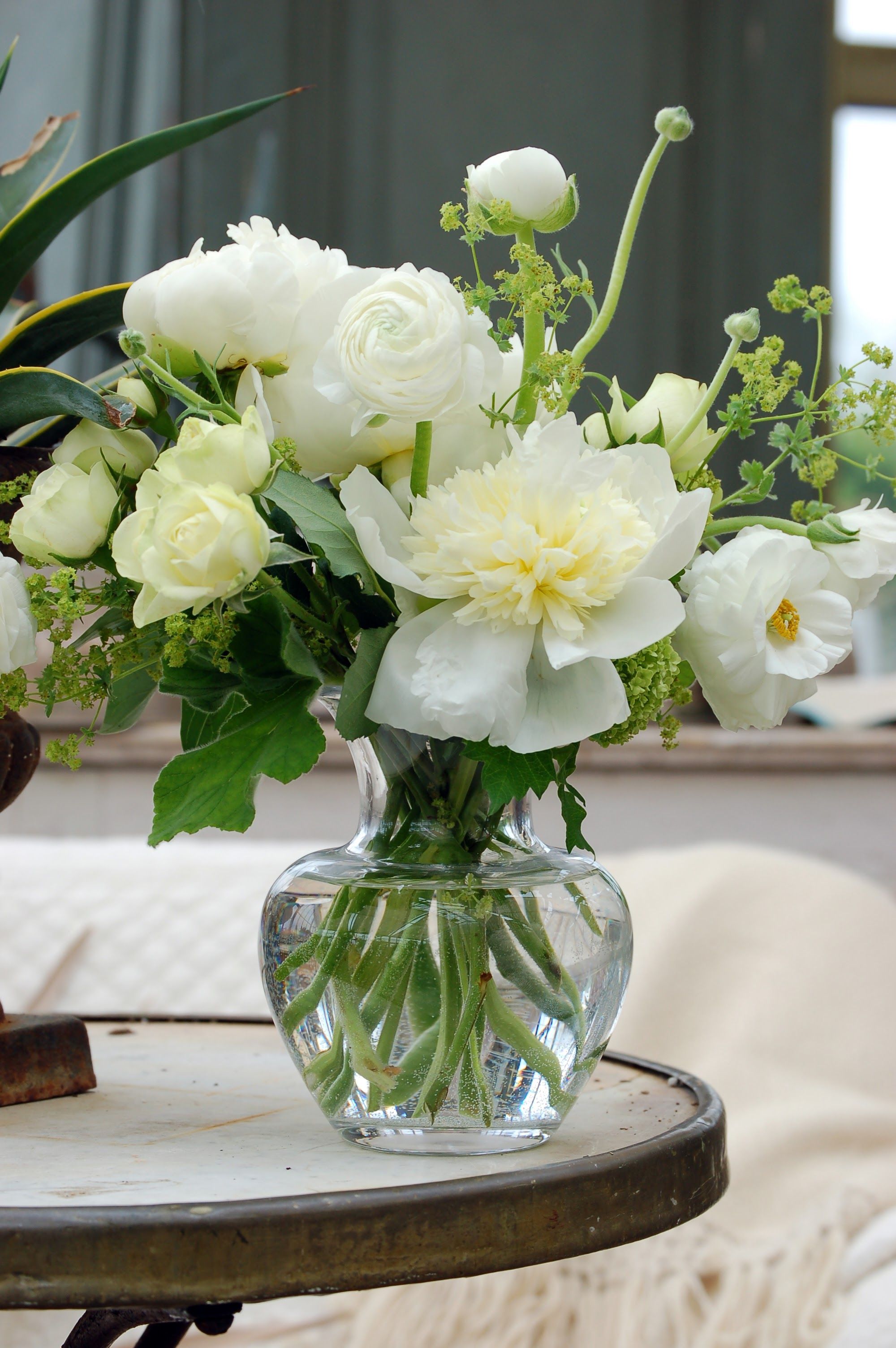 Белые цветы в вазе