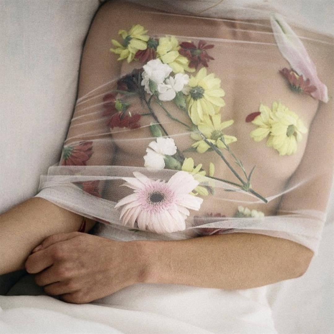Тело с цветами