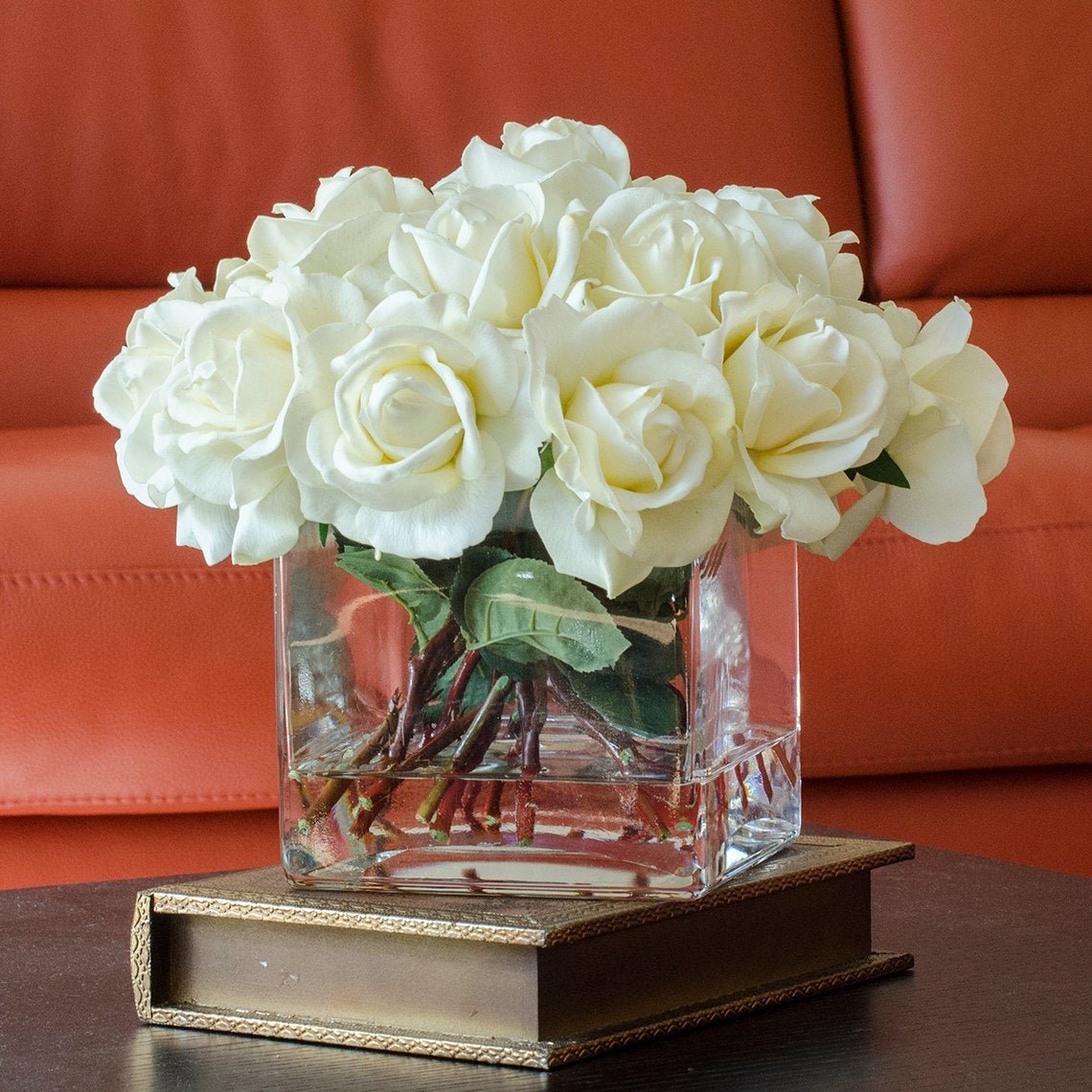 Что положить в вазу с розами. Букет в вазе. Цветочная композиция в вазе. Цветы в прозрачной вазе. Красивые букеты в вазах.